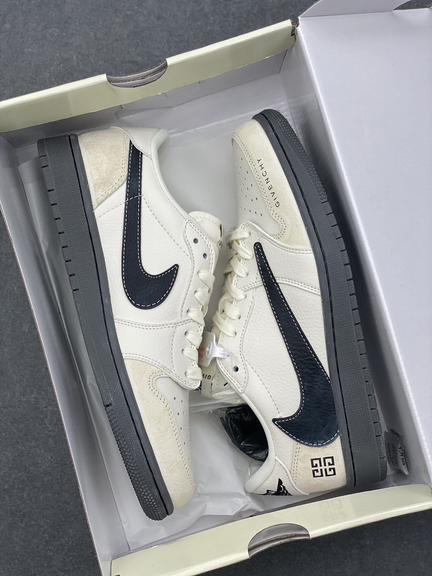 Travis Scott x Fragment Design x Air Jordan 1 Low OG SP 9 i1729182167 257 7