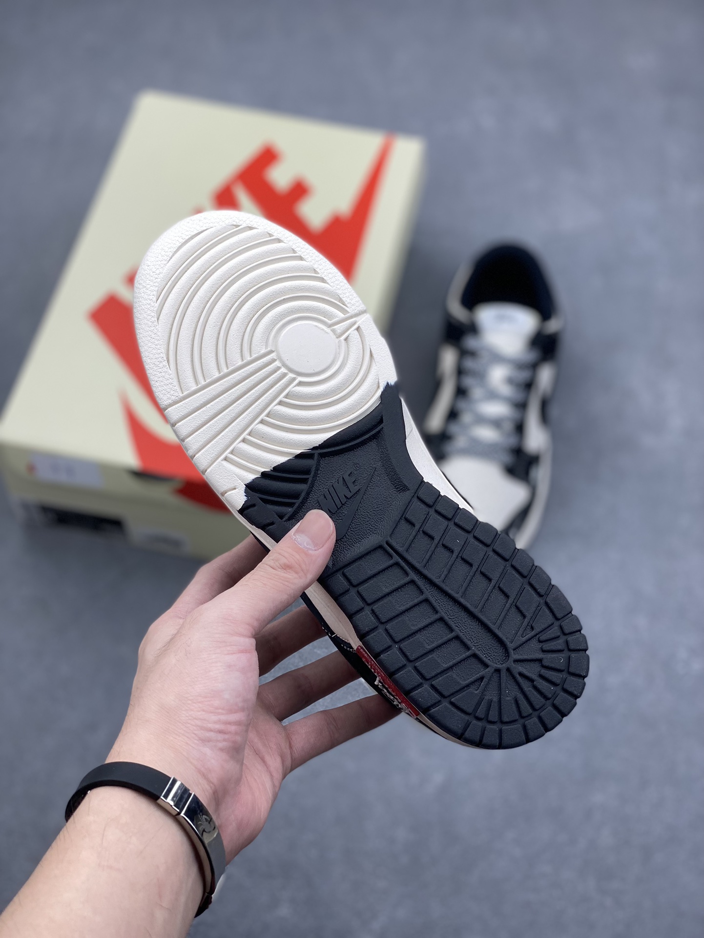 Nike SB Dunk Low Supreme x Stussy Black White Sneakers 7 i1729355575 9880 4