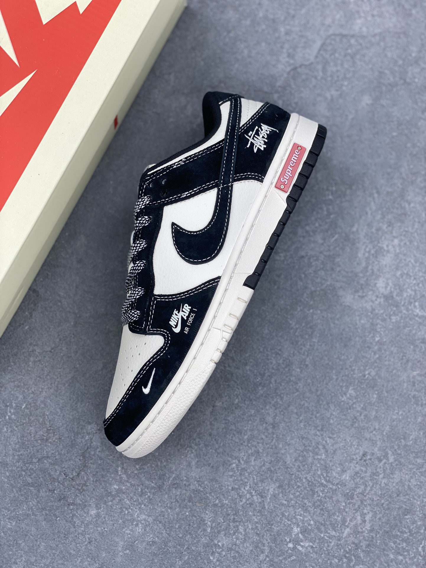 Nike SB Dunk Low Supreme x Stussy Black White Sneakers 8 i1729355576 8114 8