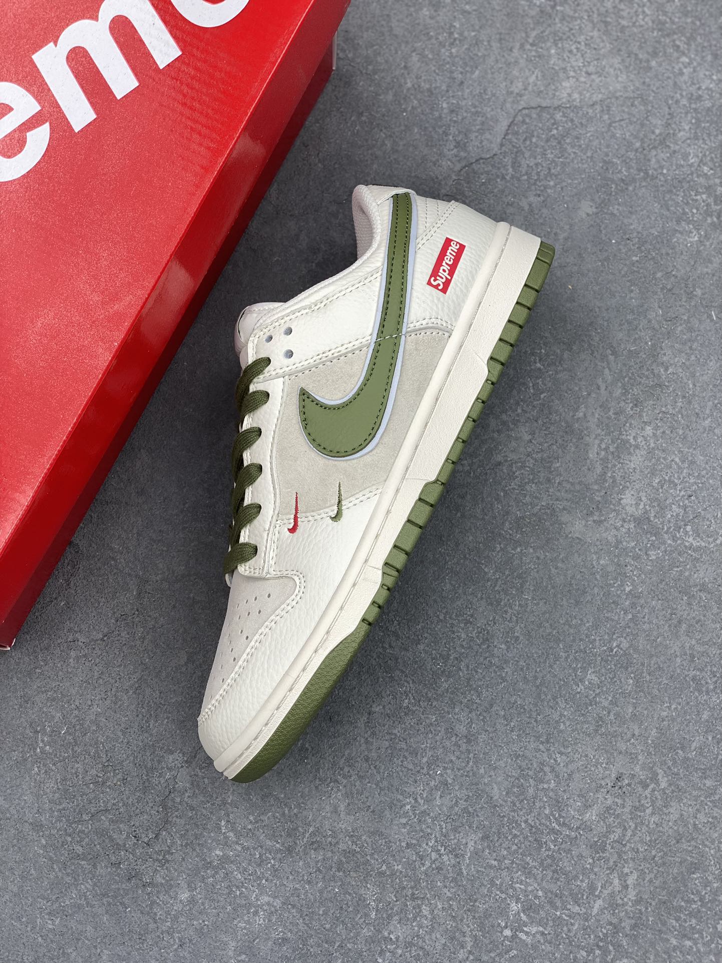 Nike SB Dunk Low Supreme Double Swoosh Sneakers - Deep Green Custom Edition 7 i1729631751 7433 0