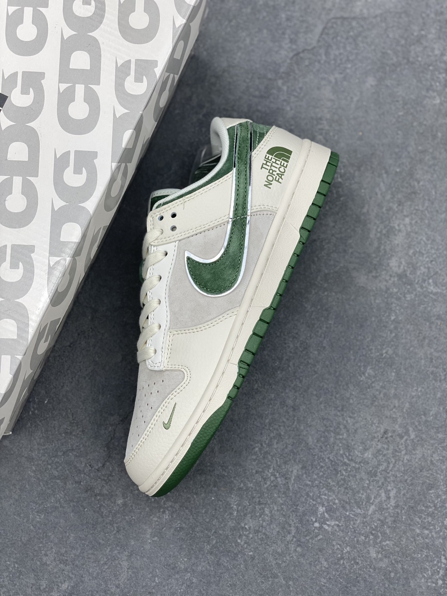 Nike SB Dunk Low The North Face Custom Casual Sneakers - Limited Edition 8 i1729700861 2101 4