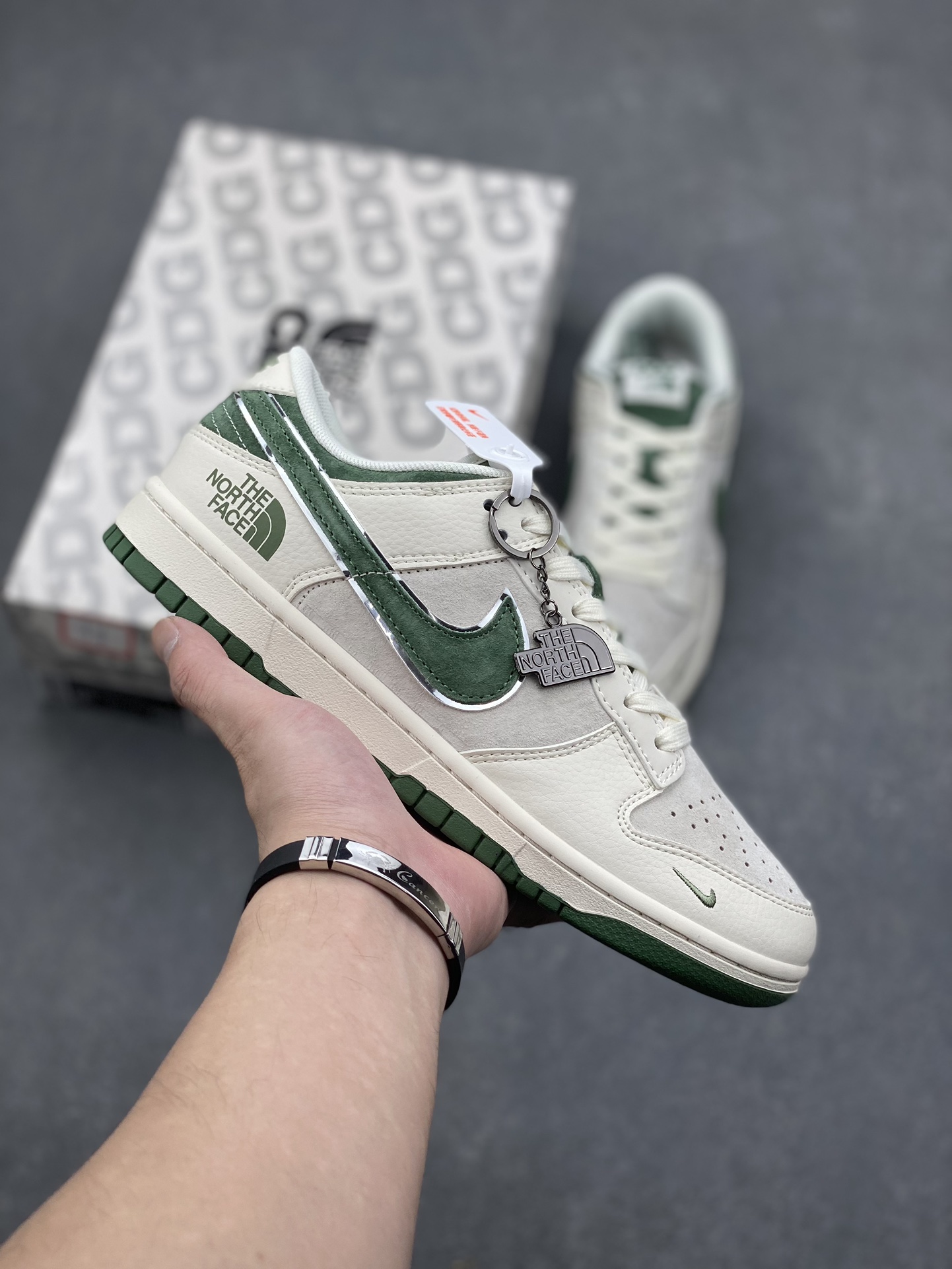 Nike SB Dunk Low The North Face Custom Casual Sneakers - Limited Edition 2 i1729700861 9956 6