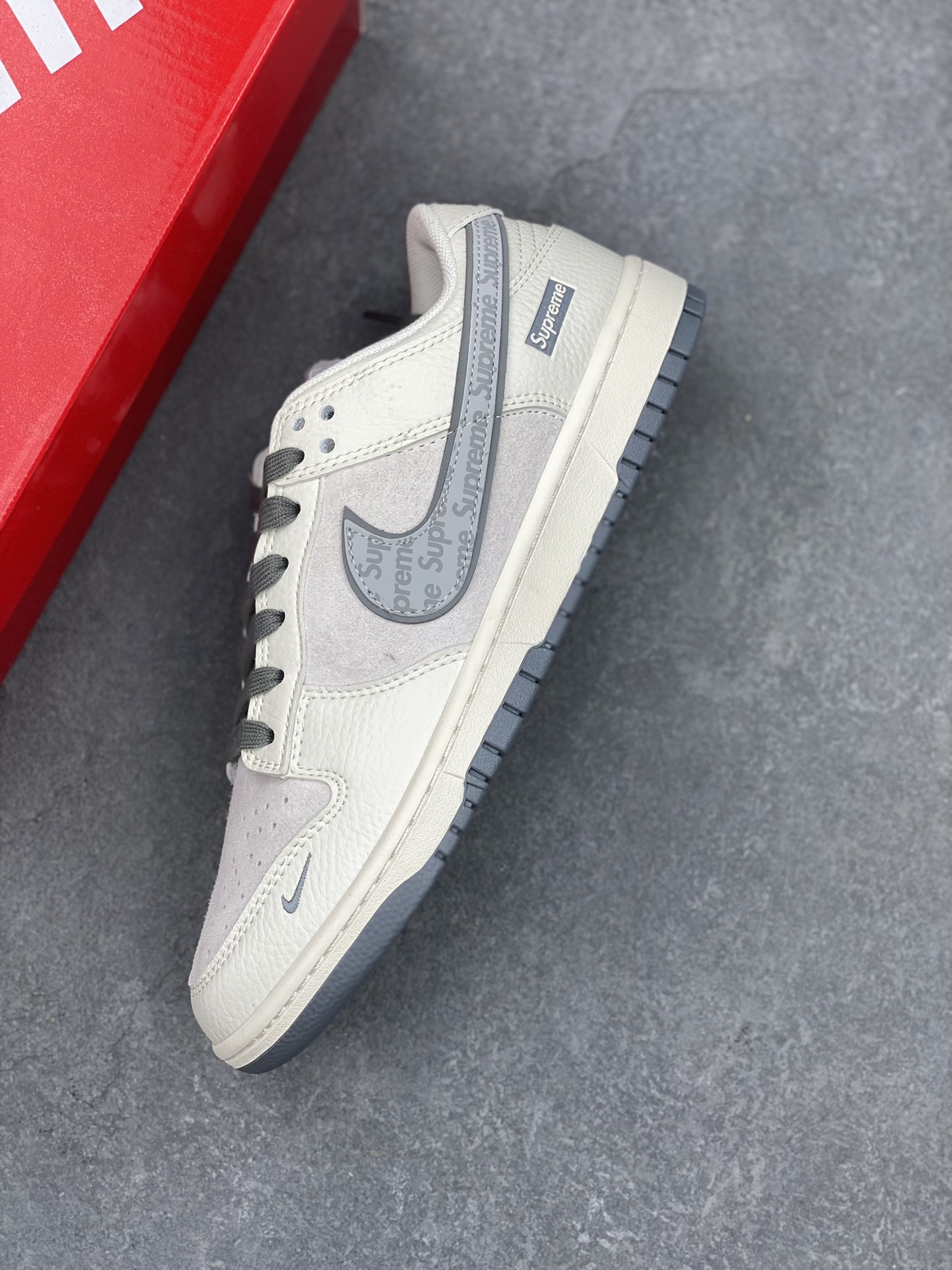 Nike SB Dunk Low Supreme - White/Grey Collaboration Sneakers 8 i1730050437 1690 7
