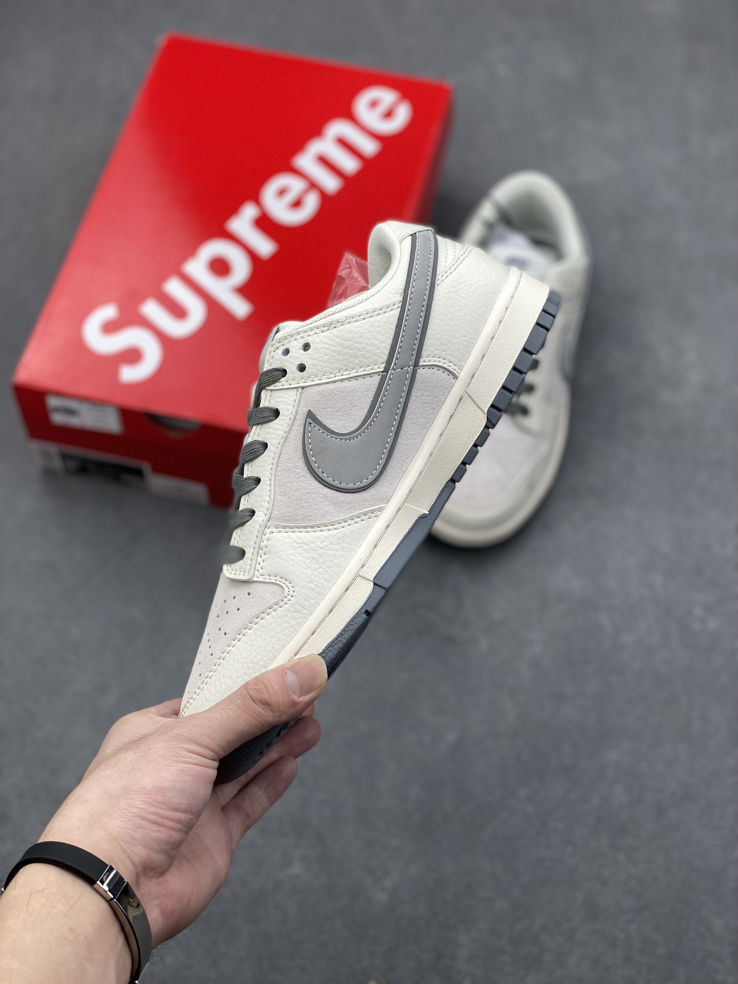 Nike SB Dunk Low Supreme - White/Grey Collaboration Sneakers 4 i1730050437 6313 3