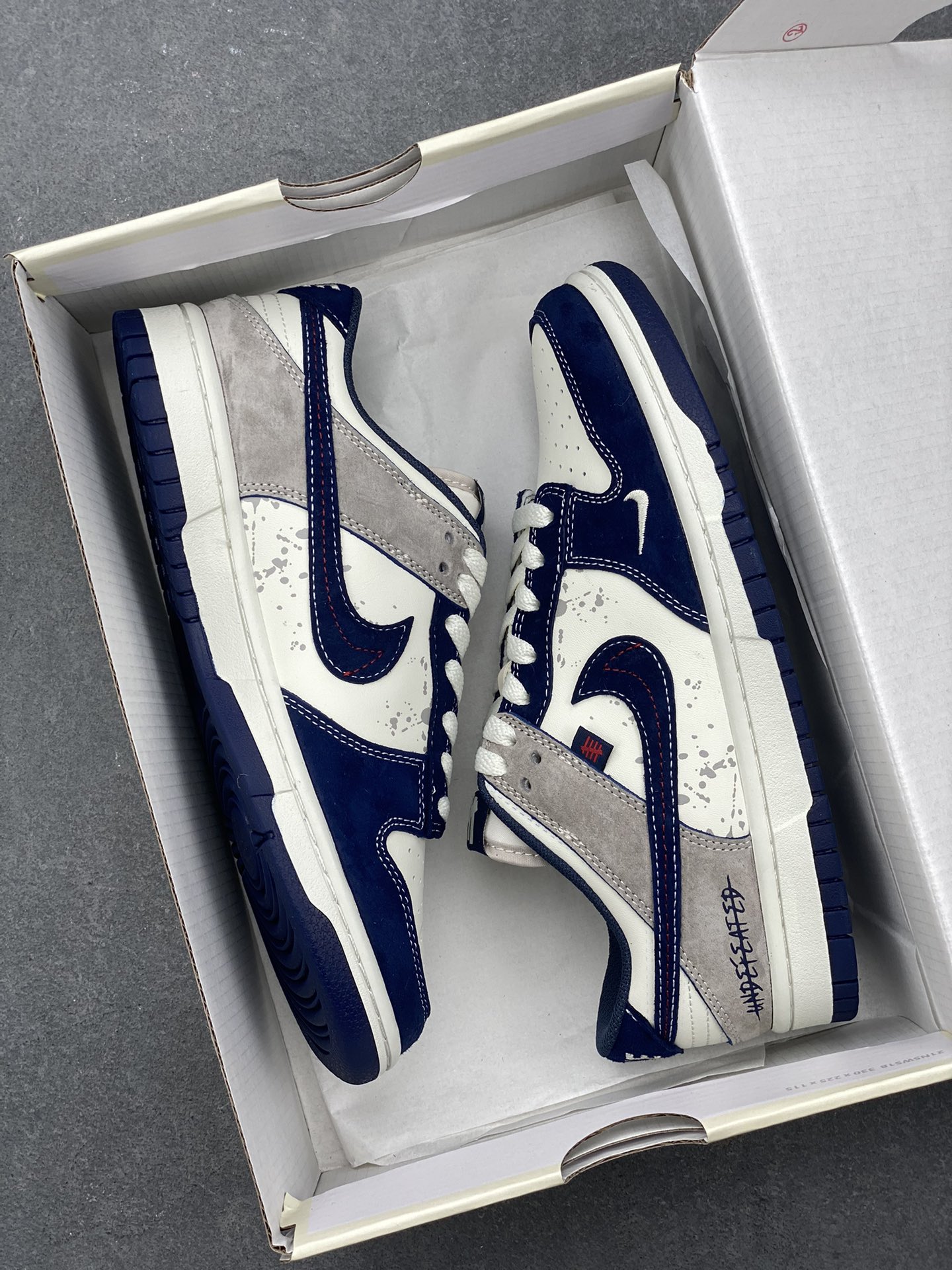 Nike SB Dunk Low Undefeated Collaboration - Navy Blue Splatter Sneakers 10 i1730398213 960 3