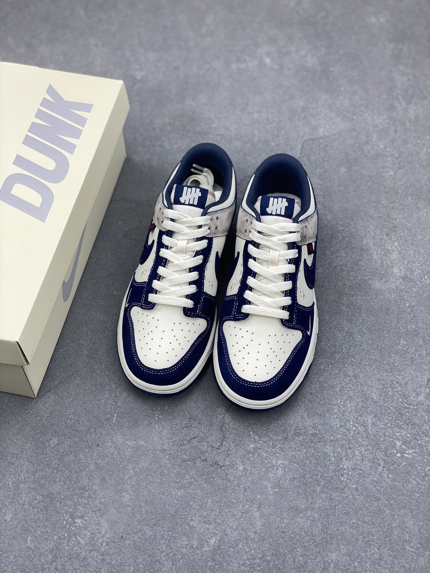 Nike SB Dunk Low Undefeated Collaboration - Navy Blue Splatter Sneakers 9 i1730398223 4800 0