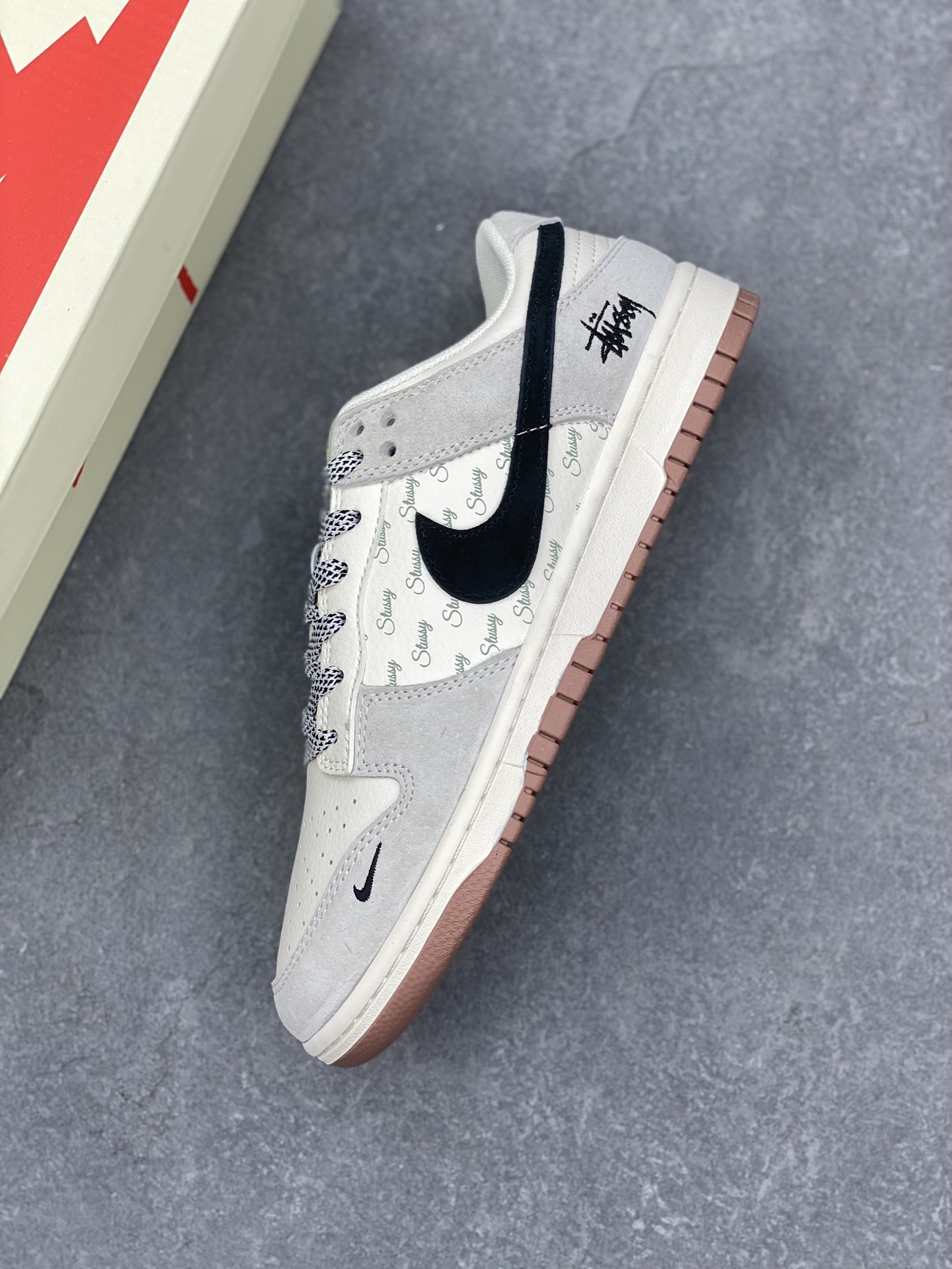 Nike SB Dunk Low Stussy Collab Gray Black Gum Sole Anniversary Edition 8 i1730651283 3274 0