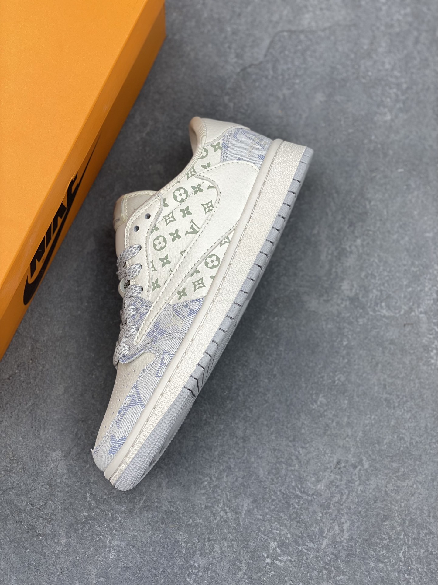 Louis Vuitton x Travis Scott Air Jordan 1 Low "Washed Blue Denim" 8 i1730925378 4537 4