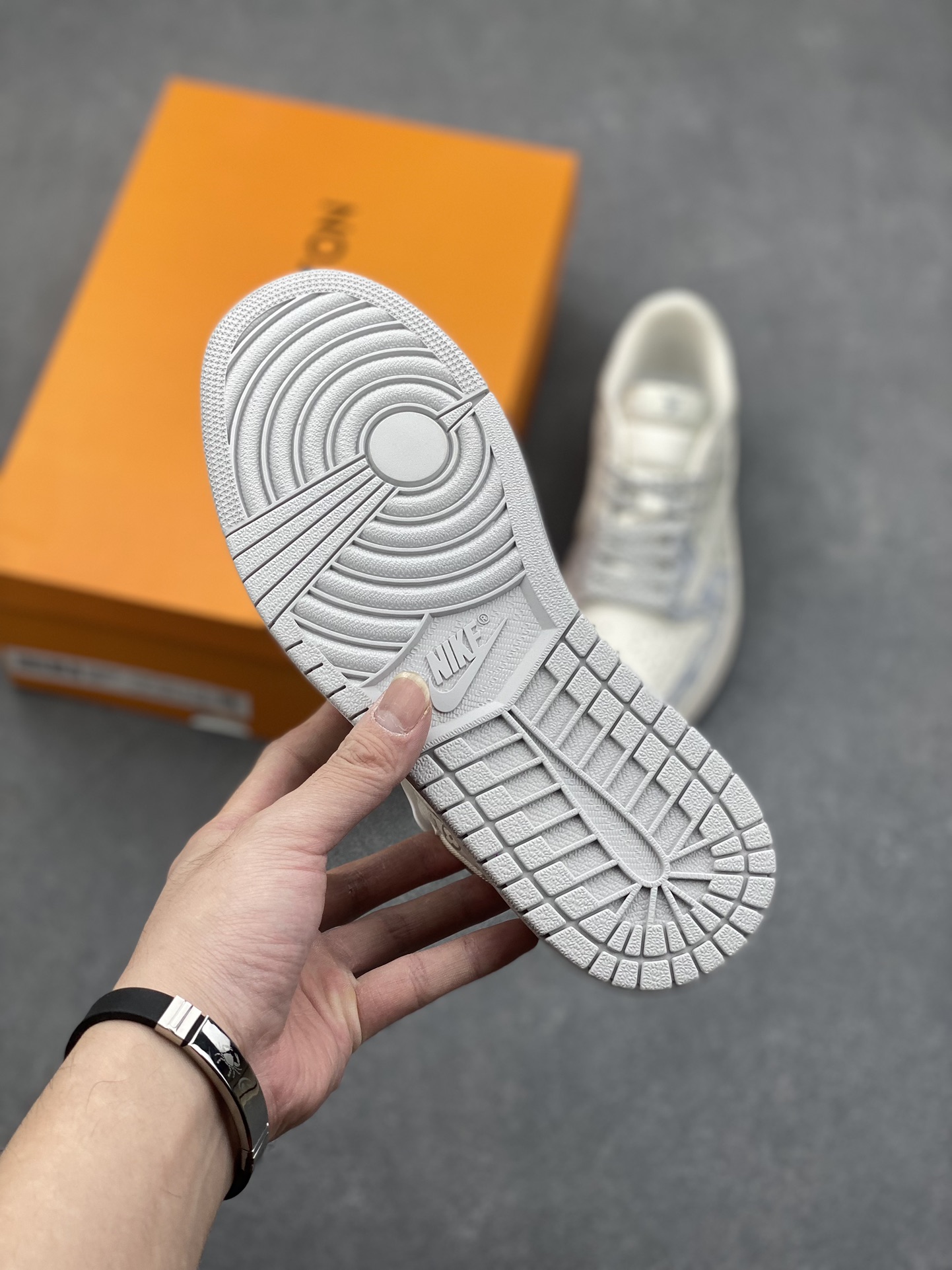 Louis Vuitton x Travis Scott Air Jordan 1 Low "Washed Blue Denim" 7 i1730925378 5875 2
