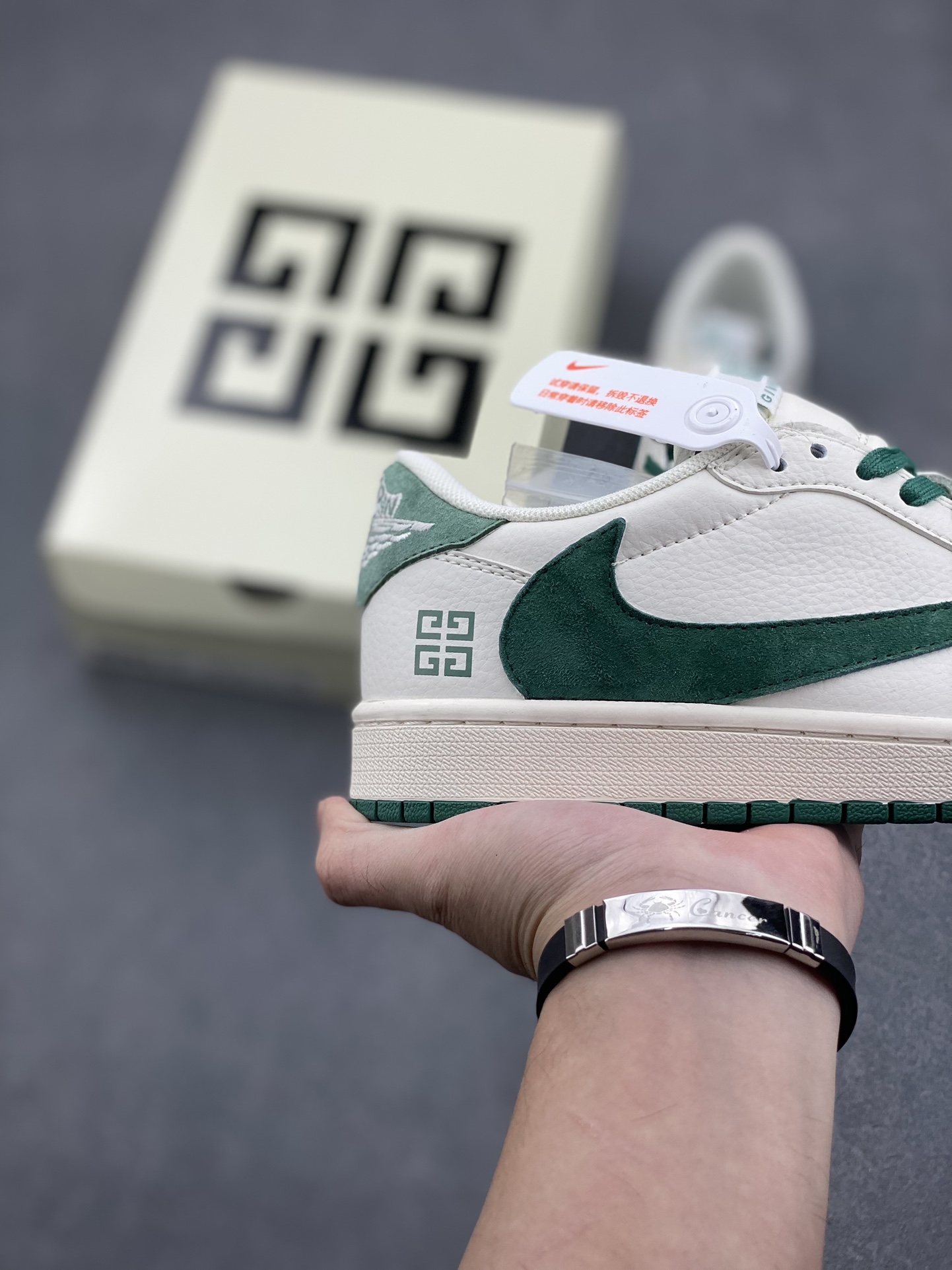 Travis Scott x Fragment Design x Air Jordan 1 Low OG SP Sneakers 5 i1731086763 6774 0