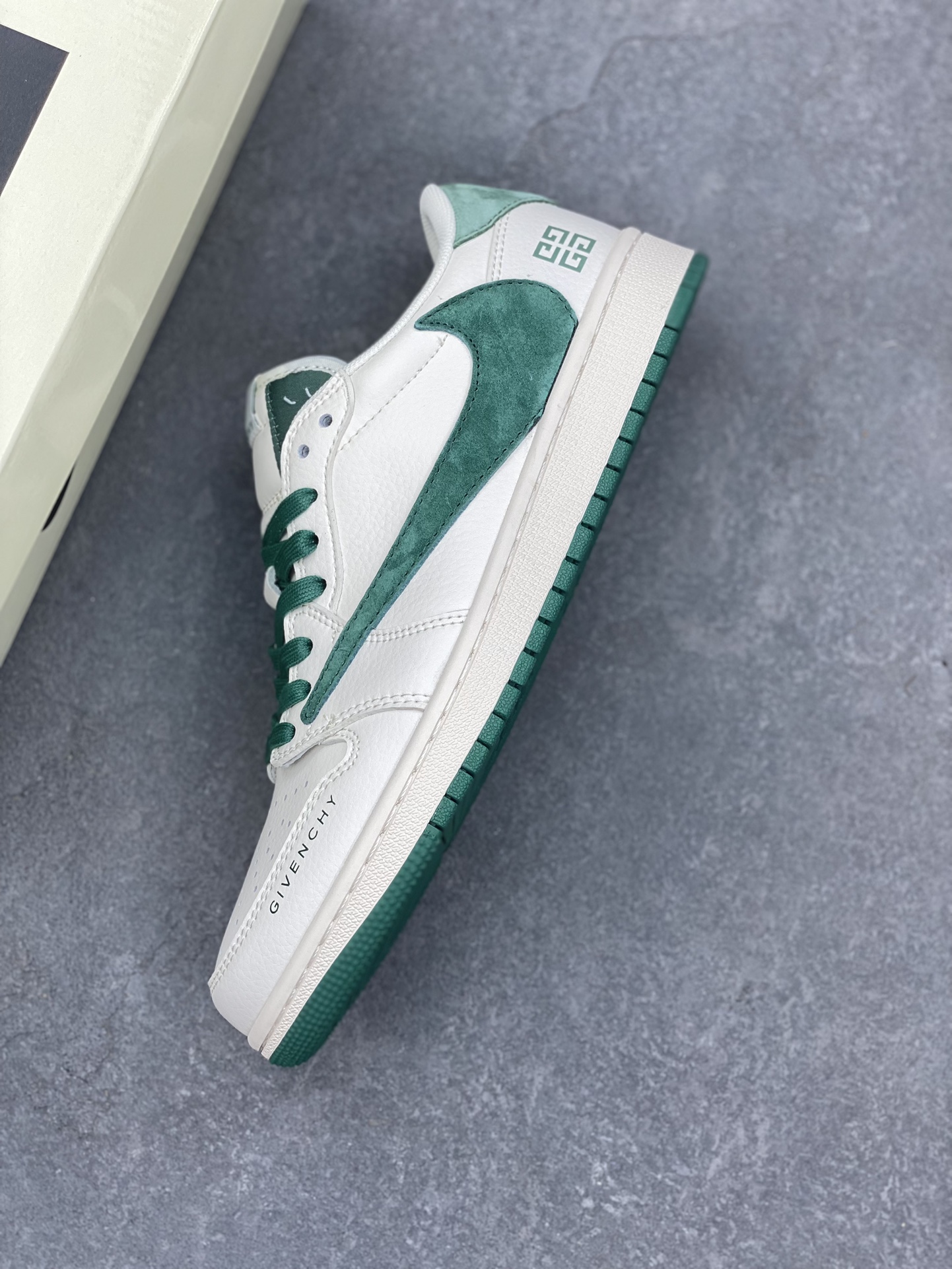 Travis Scott x Fragment Design x Air Jordan 1 Low OG SP Sneakers 7 i1731086779 2612 0