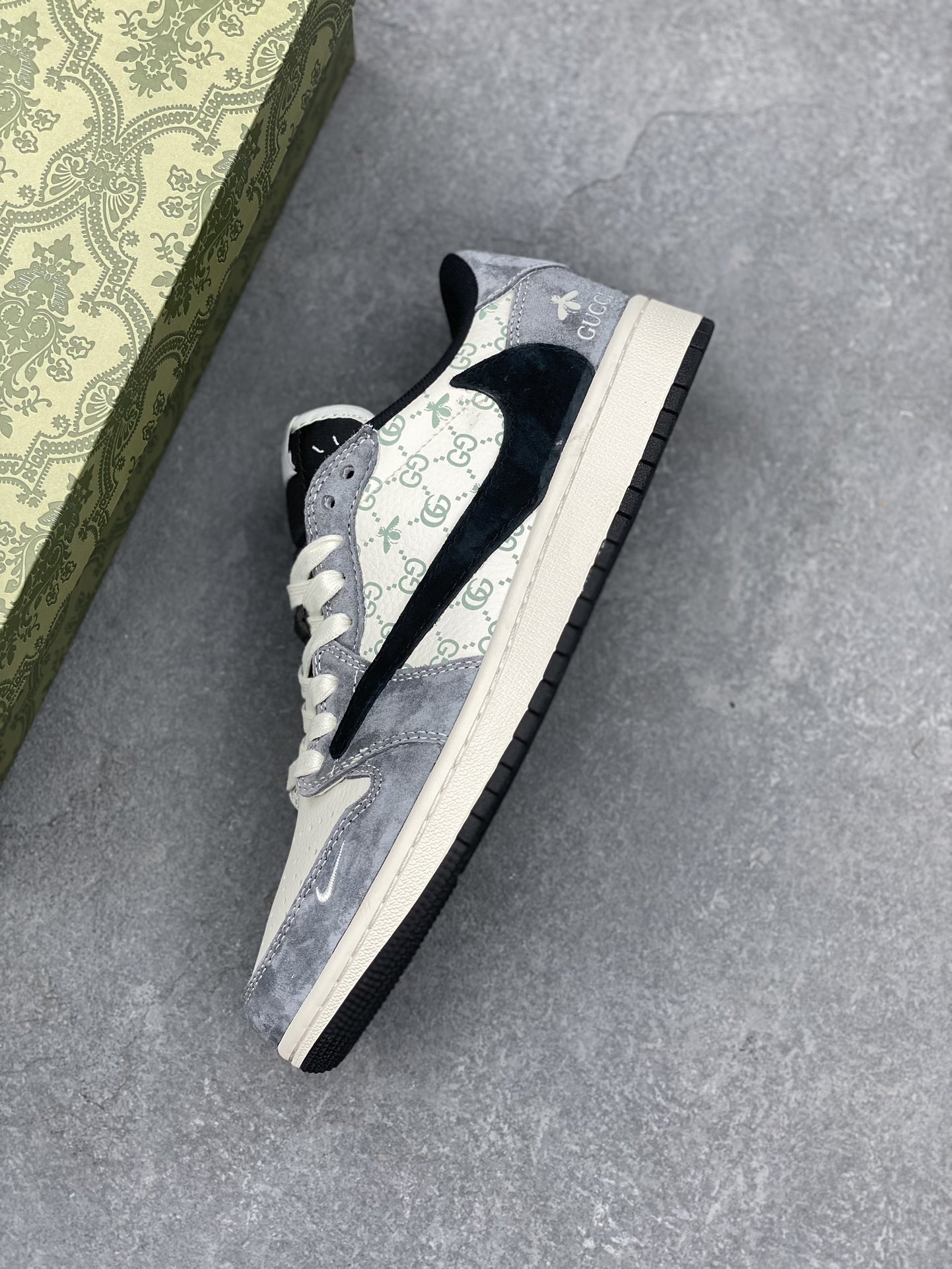 Travis Scott x Fragment Design x Gucci Air Jordan 1 Low OG Sneakers 8 i1731087215 1431 2
