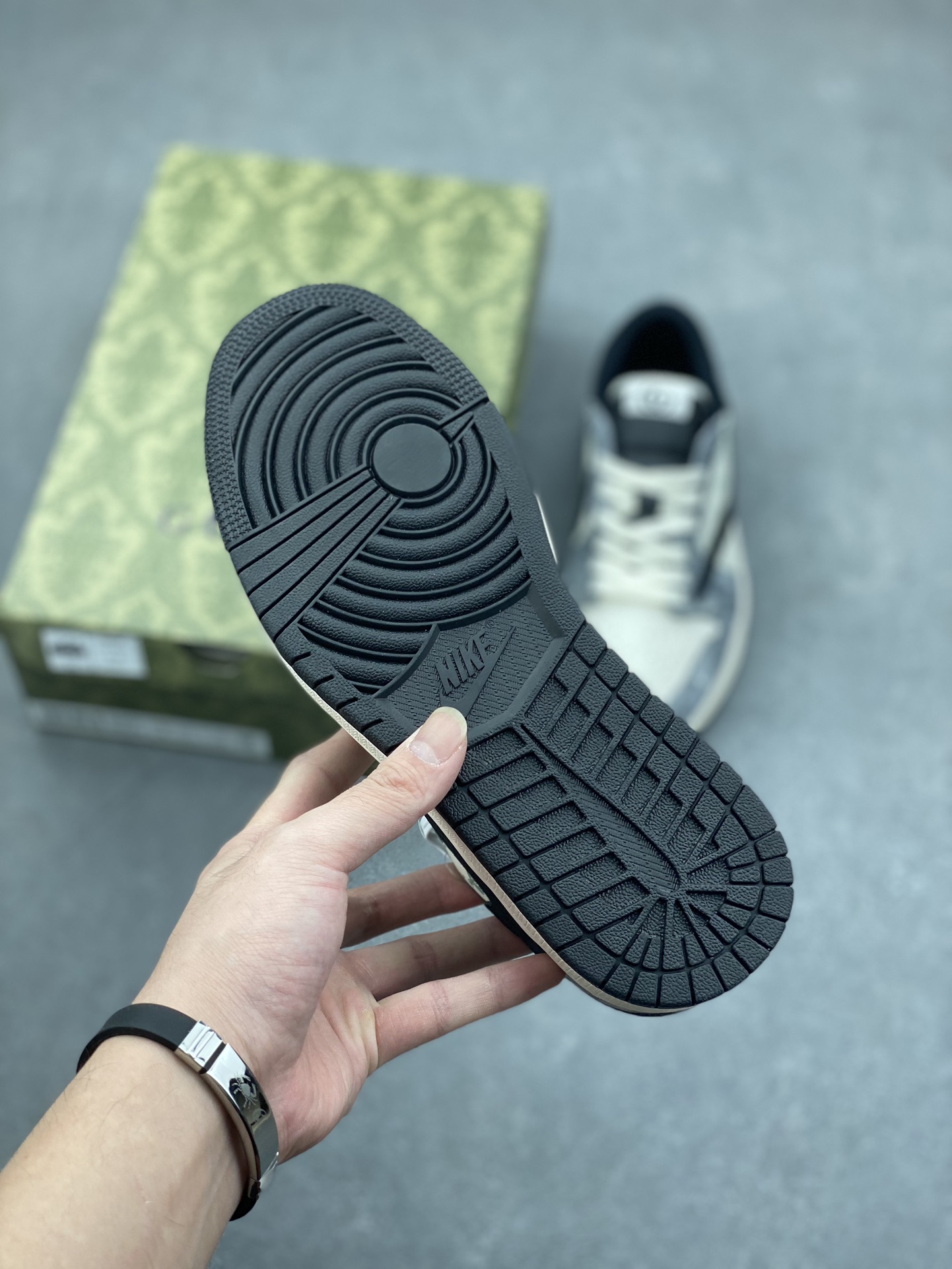 Travis Scott x Fragment Design x Gucci Air Jordan 1 Low OG Sneakers 7 i1731087215 9509 4