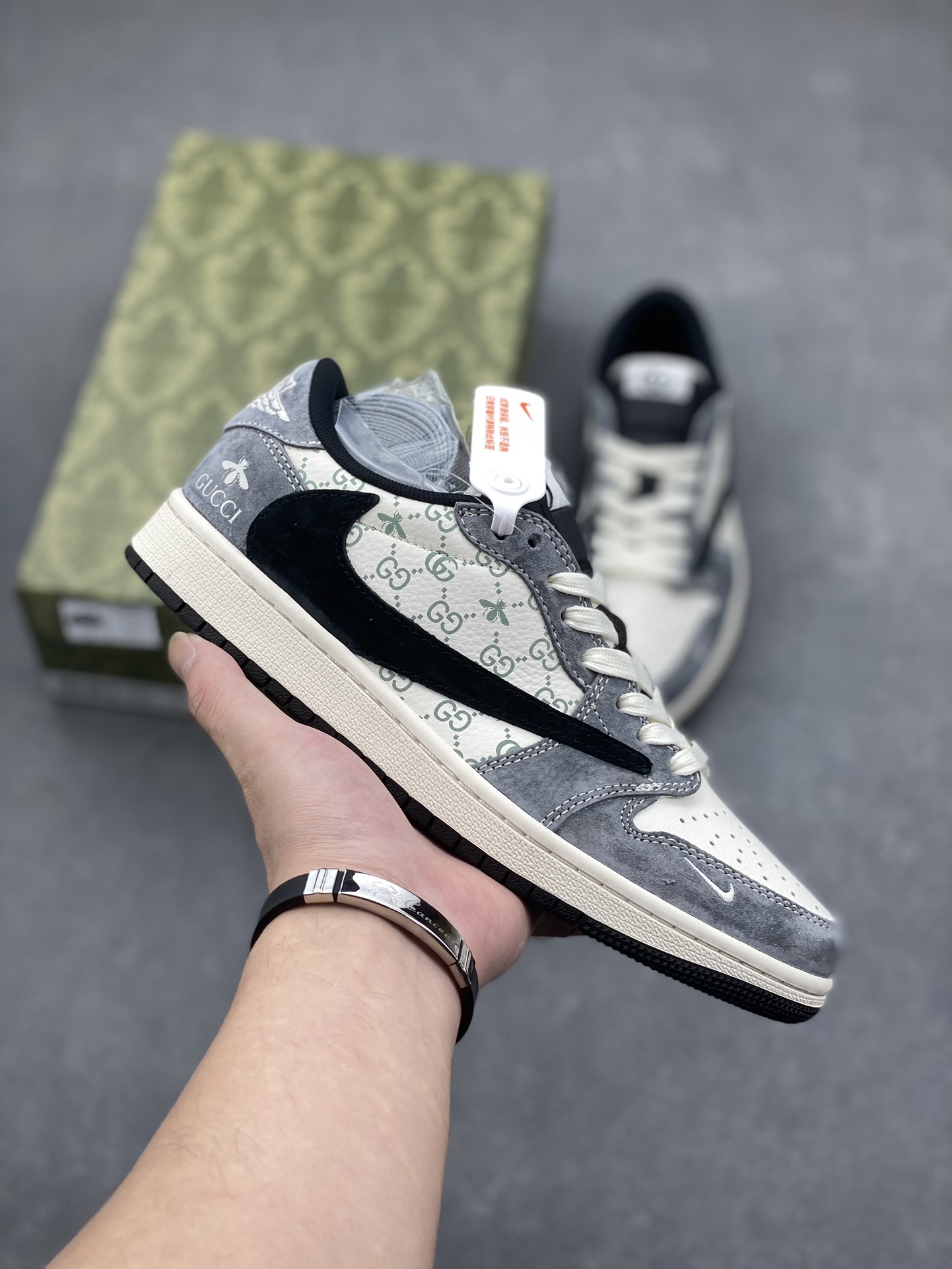 Travis Scott x Fragment Design x Gucci Air Jordan 1 Low OG Sneakers 2 i1731087216 9253 6
