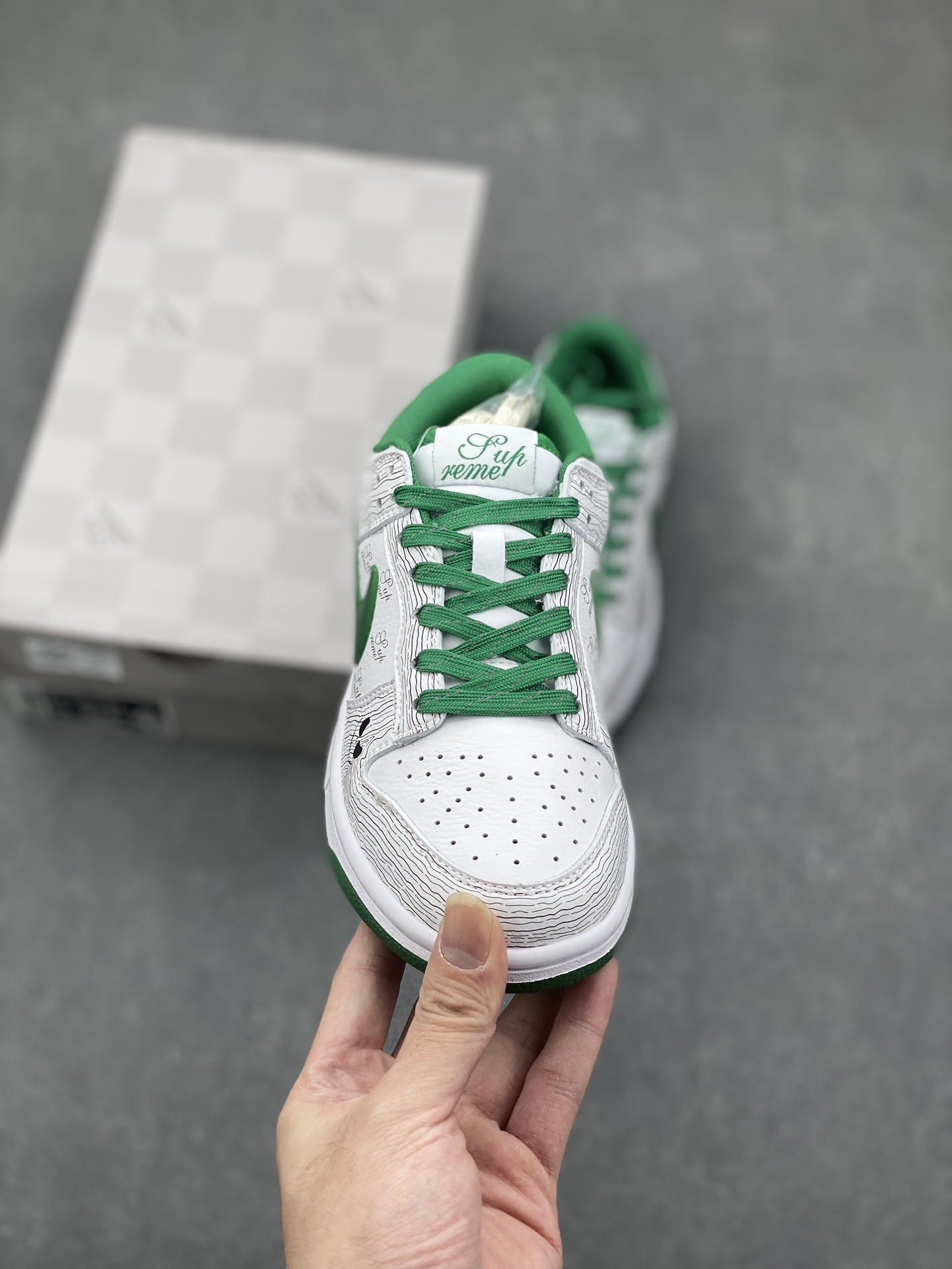 Nike Dunk Low Supreme Collaboration: White & Green Street Style Skate Shoes 2 i1731357450 8602 8