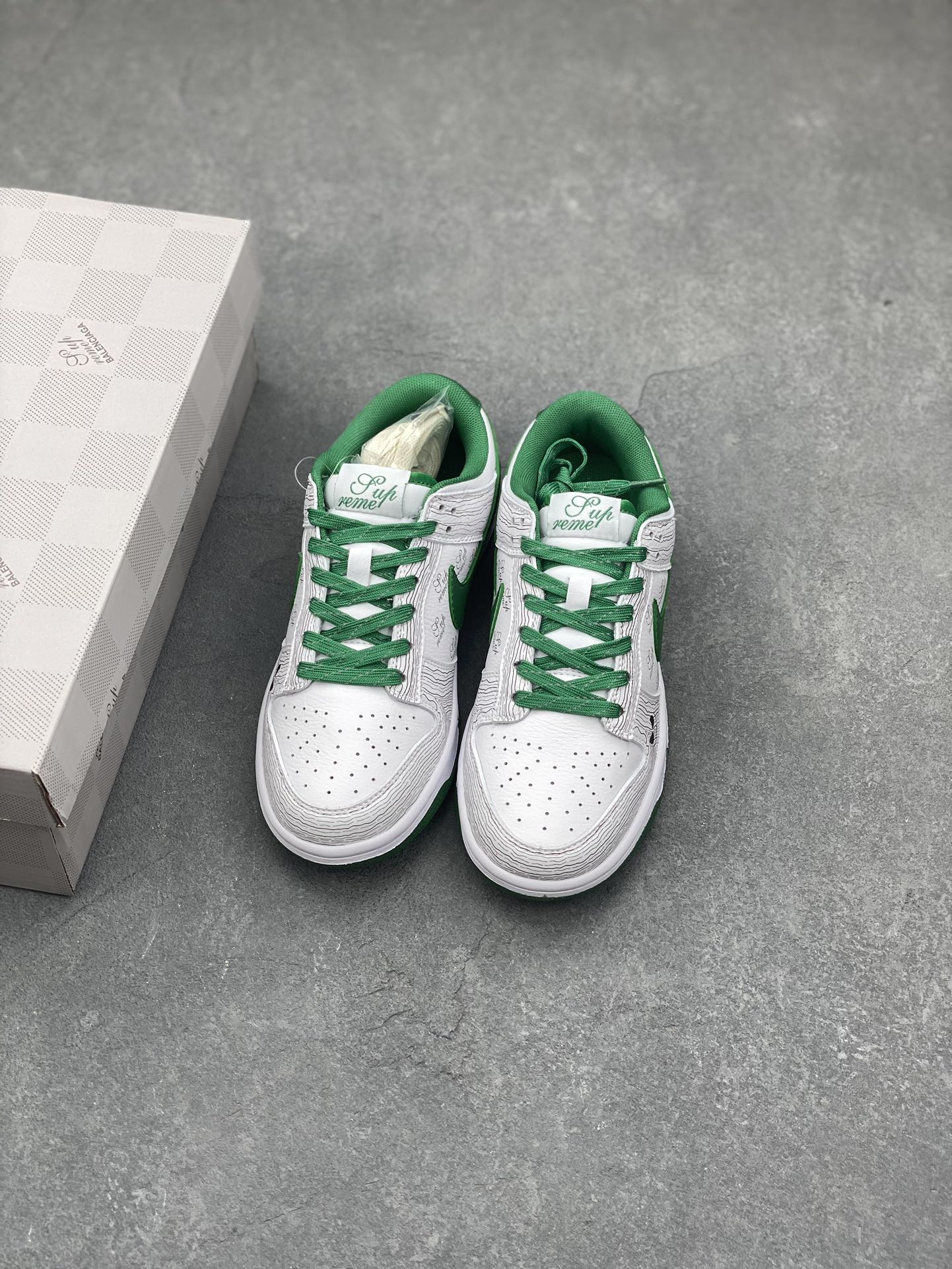 Nike Dunk Low Supreme Collaboration: White & Green Street Style Skate Shoes 8 i1731357450 8733 6