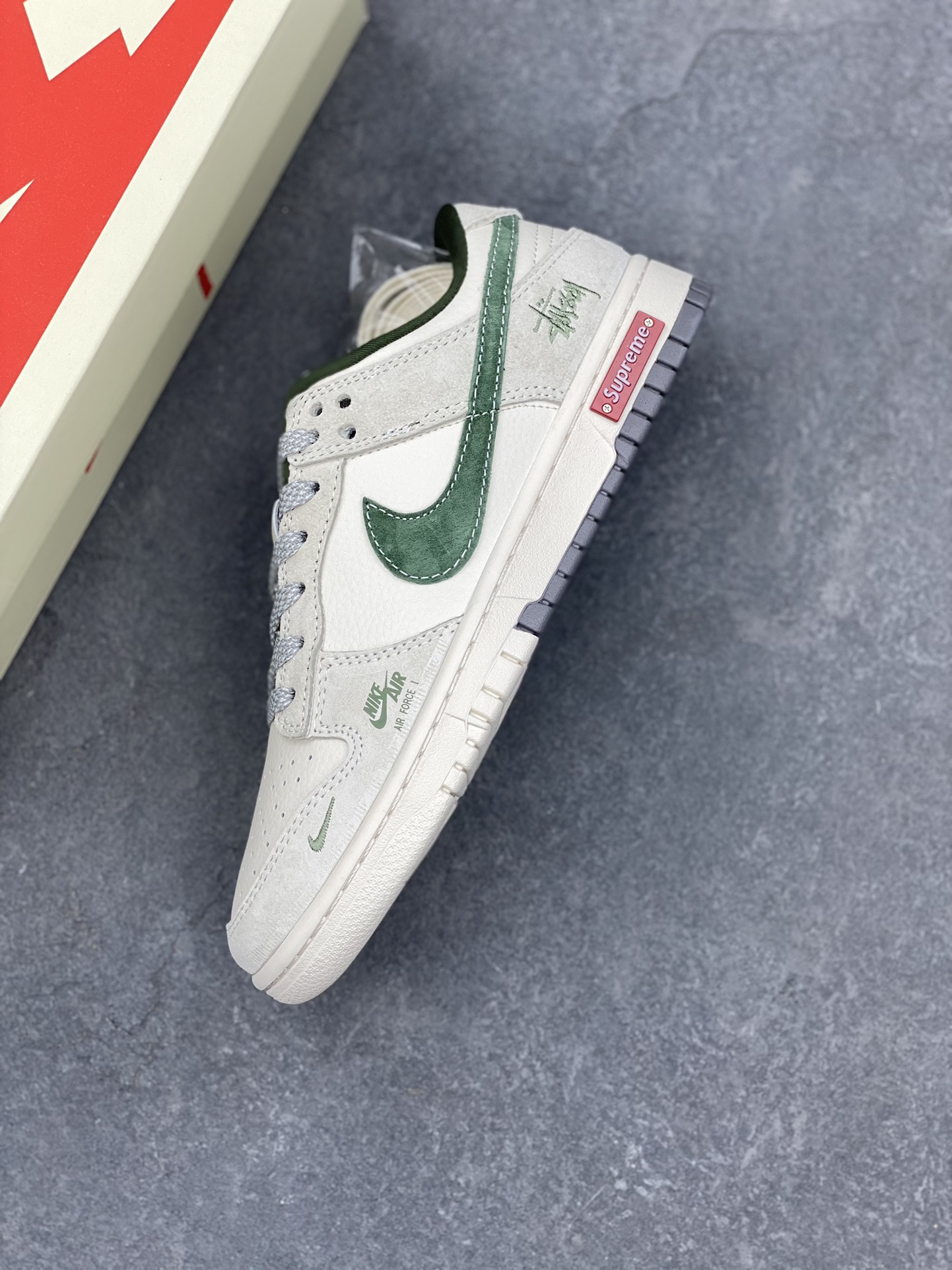 Nike SB Dunk Low Supreme x Stussy Collab Sneakers - White/Green, All Sizes 8 i1731689837 9119 2