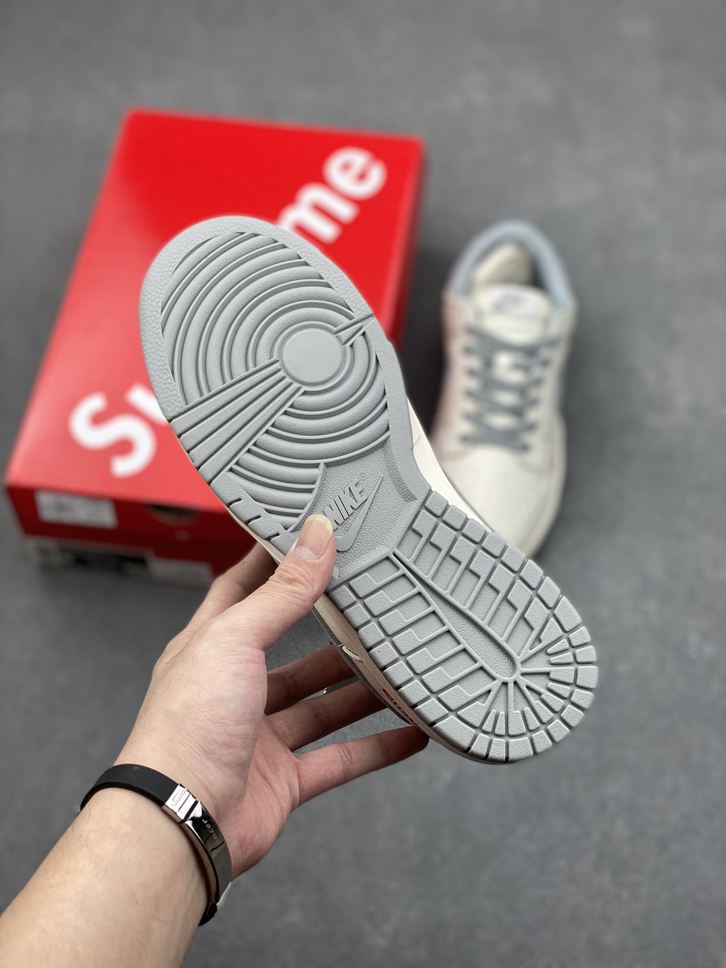 Nike SB Dunk Low Supreme Collab White/Grey, Anniversary Edition 7 i1731689947 1872 1