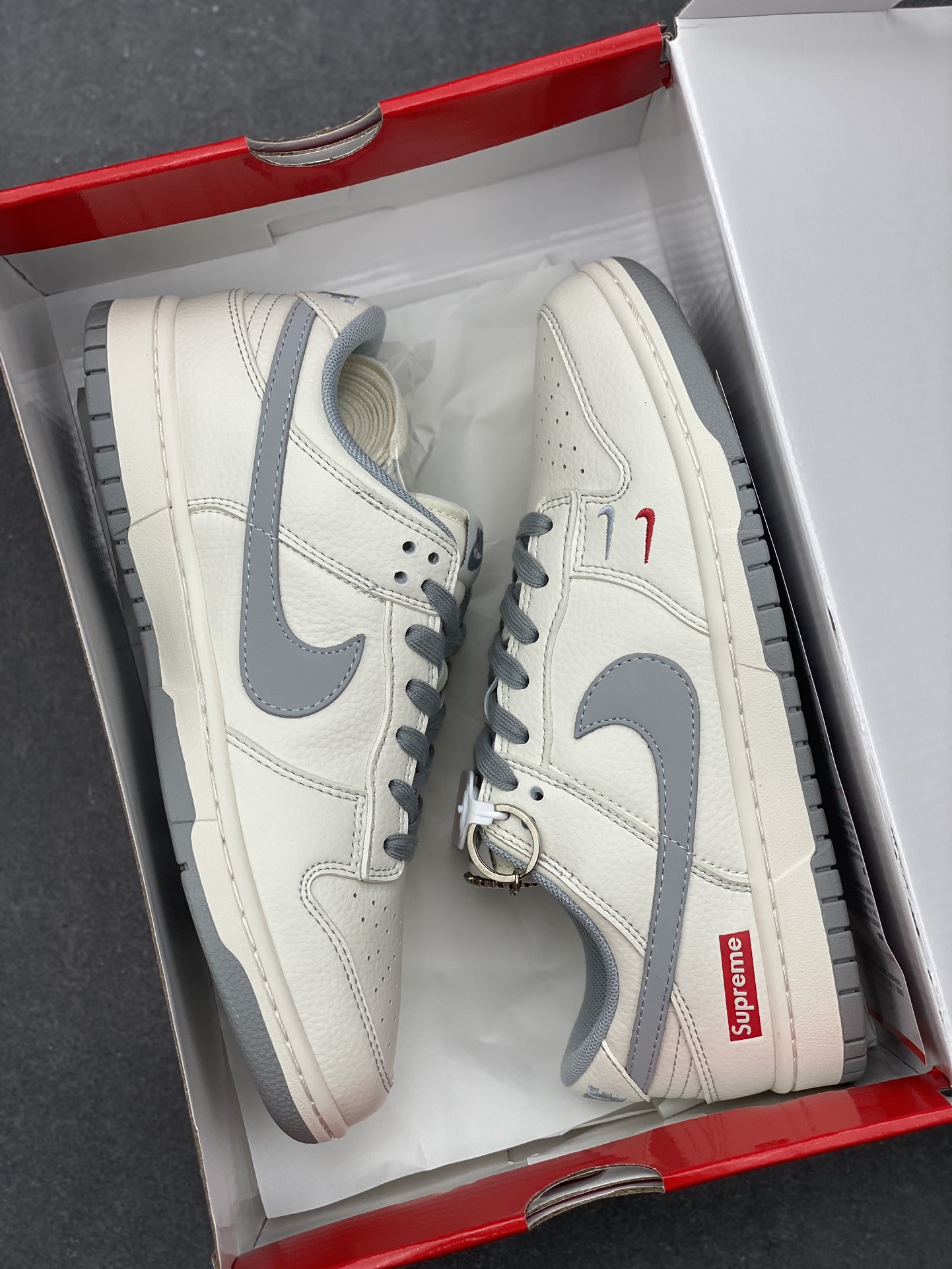 Nike SB Dunk Low Supreme Collab White/Grey, Anniversary Edition 10 i1731689947 243 4