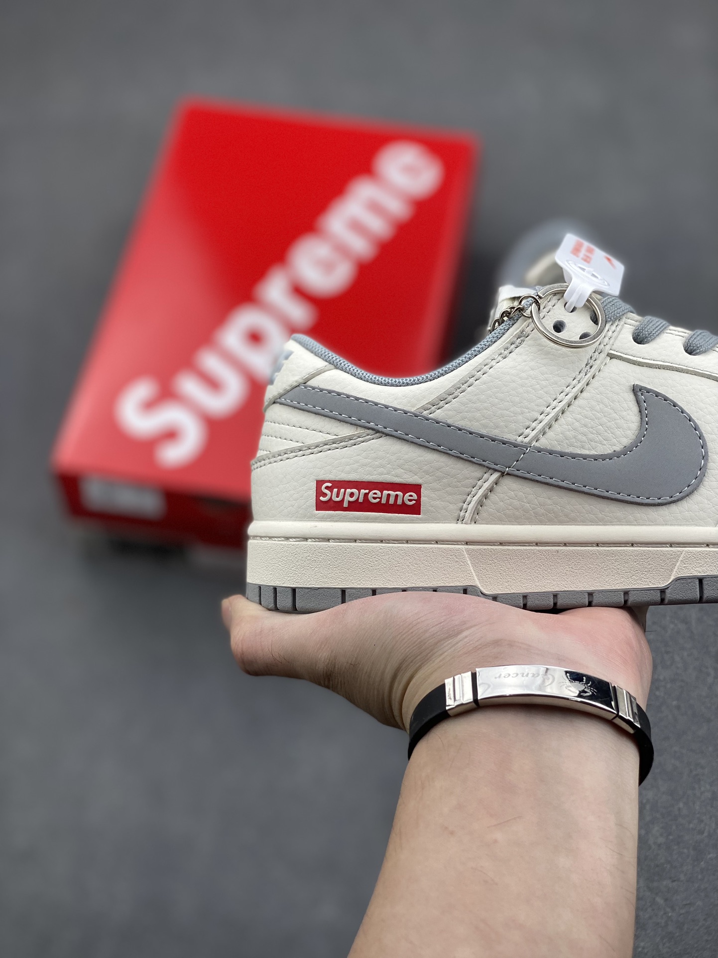 Nike SB Dunk Low Supreme Collab White/Grey, Anniversary Edition 6 i1731689947 3213 2