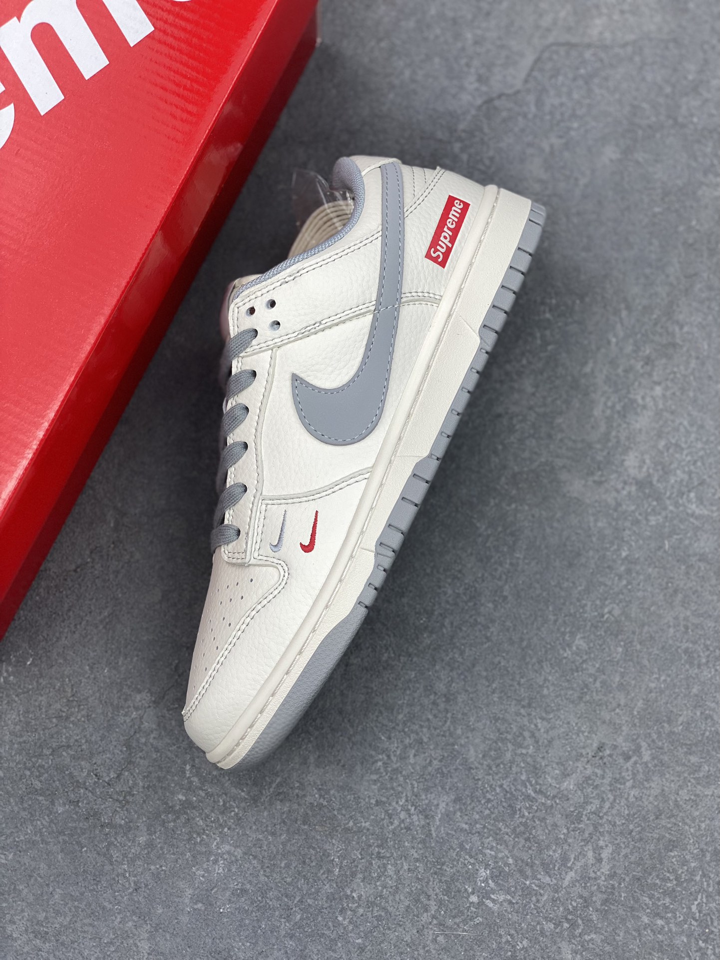Nike SB Dunk Low Supreme Collab White/Grey, Anniversary Edition 8 i1731689947 369 7