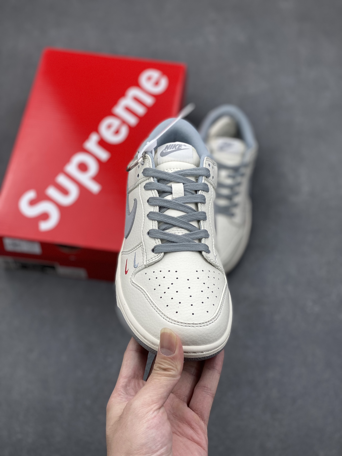 Nike SB Dunk Low Supreme Collab White/Grey, Anniversary Edition 3 i1731689947 7749 0