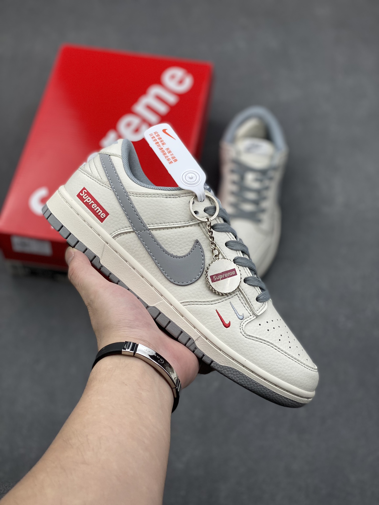 Nike SB Dunk Low Supreme Collab White/Grey, Anniversary Edition 2 i1731689947 9004 8