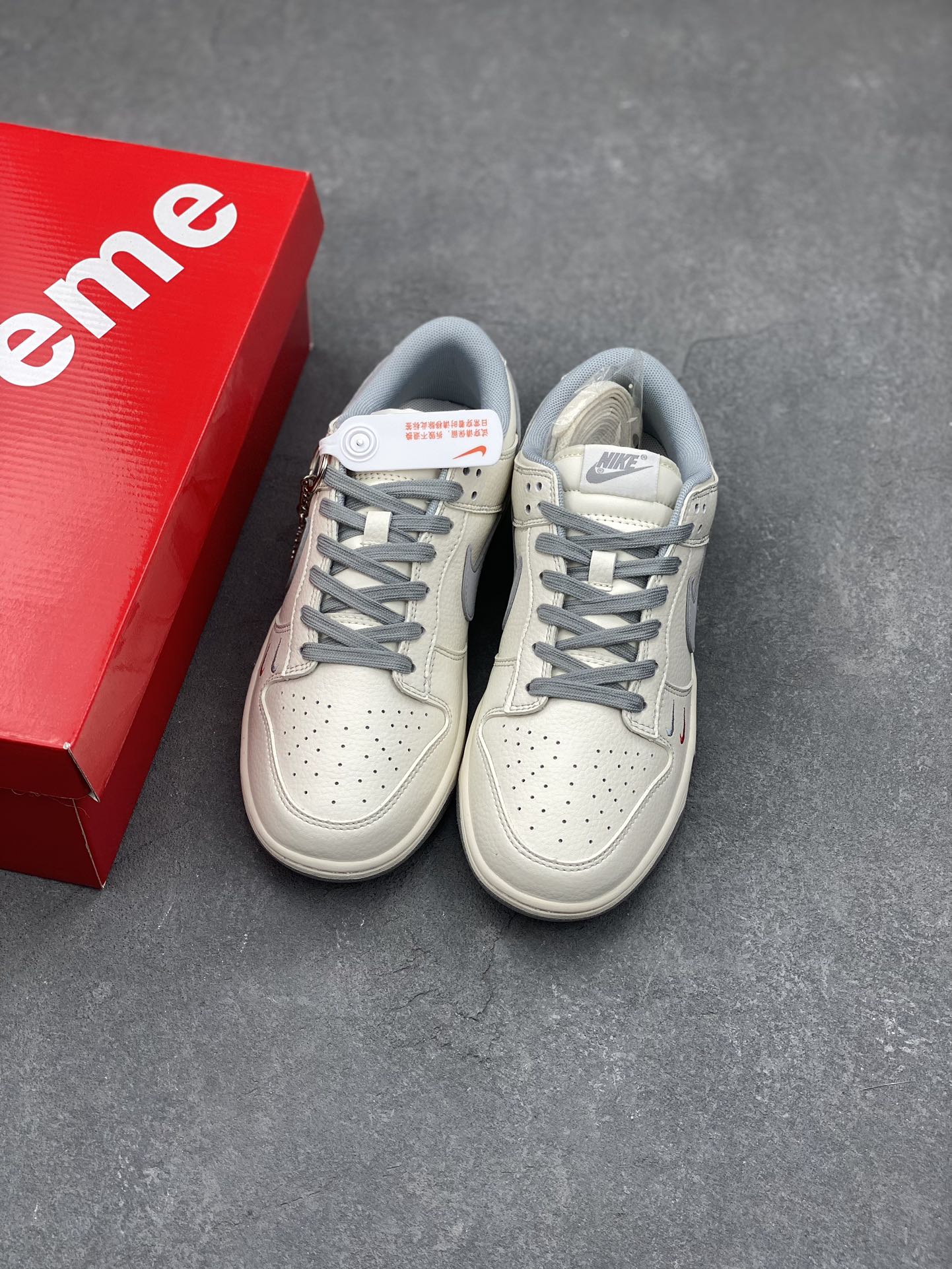 Nike SB Dunk Low Supreme Collab White/Grey, Anniversary Edition 9 i1731689947 9069 3