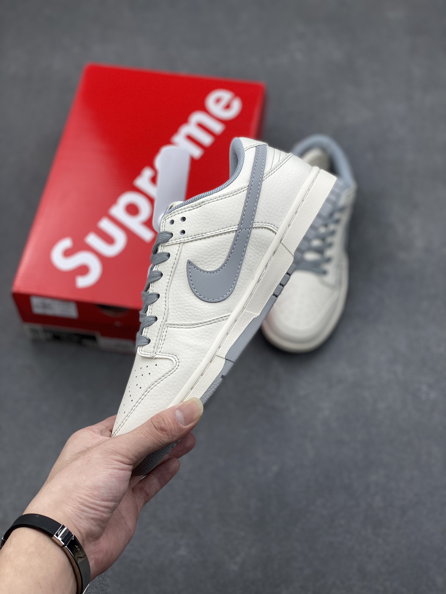 Nike SB Dunk Low Supreme Collab White/Grey, Anniversary Edition 4 i1731689947 9339 6