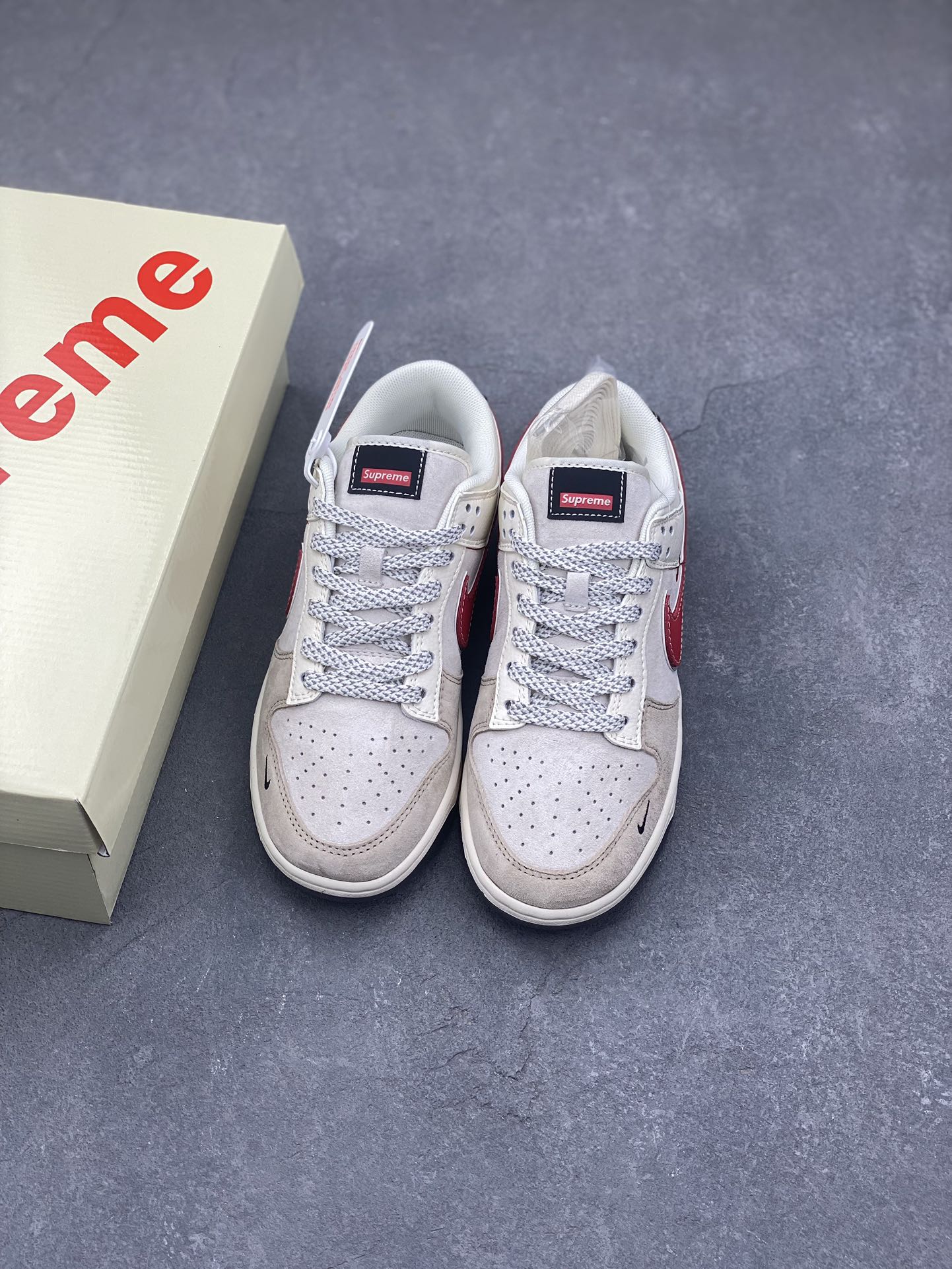 Nike SB Dunk Low Supreme Kitty Sneakers - Anniversary Edition Custom Design 8 i1732916523 8689 1