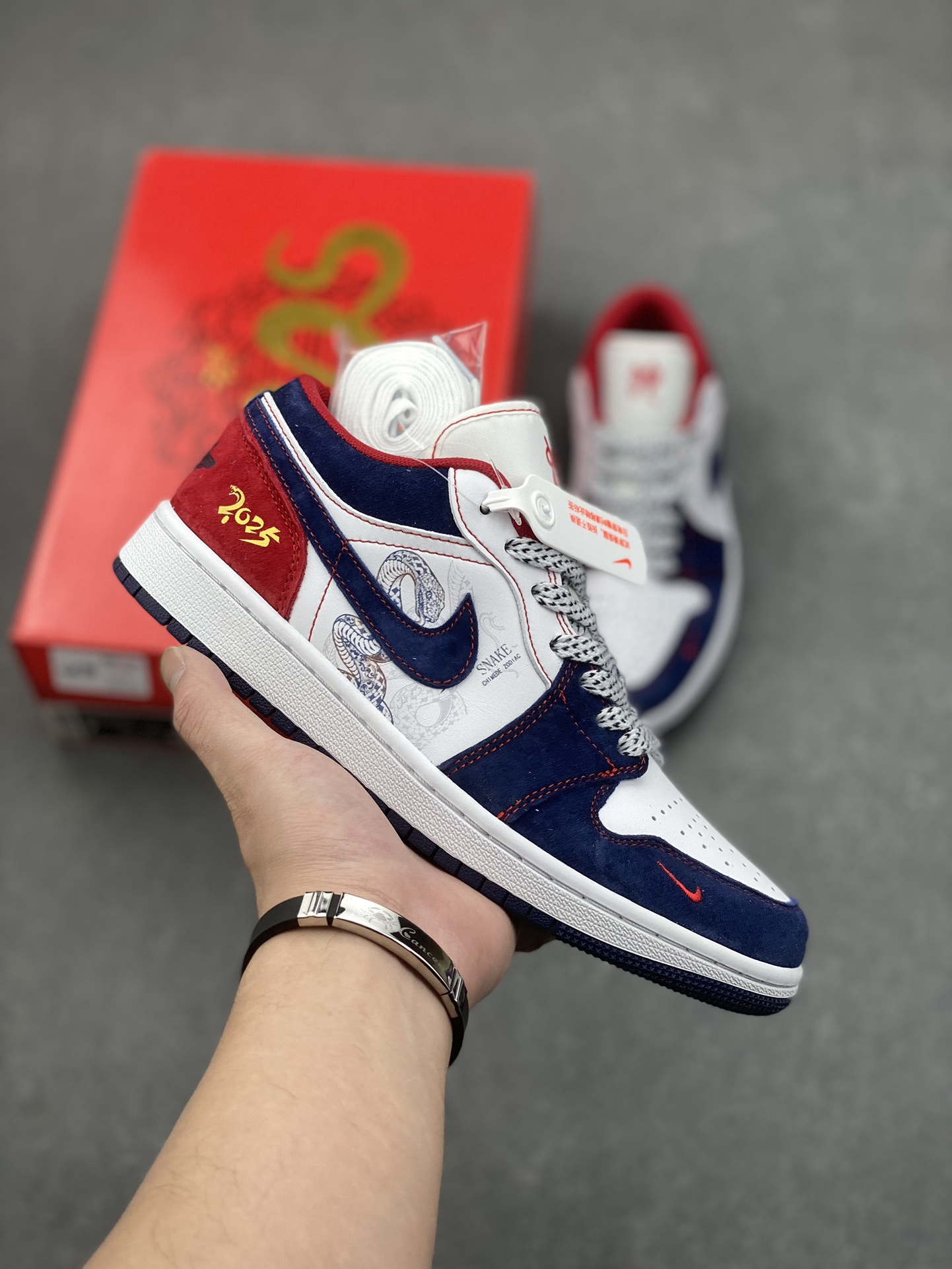 工厂套现🎉 福利特价💰100
原本地280版本

公司级✅Nike Air Jordan 1 Low
AJ1乔1低帮休闲板鞋 同步官方配色 
市场唯一独家头层皮打造 原鞋原档案开发 
原厂皮料 原档冲孔鞋头 正确满胶鞋垫 四线拉帮 原厂织唛标 鞋舌高弹海绵填充
官方货号:XX2414-014
尺码:35.5 36 36.5 37.5 38 38.5 39 40 40.5 41 42 42 42.5 43 44 45
ID:D99401209