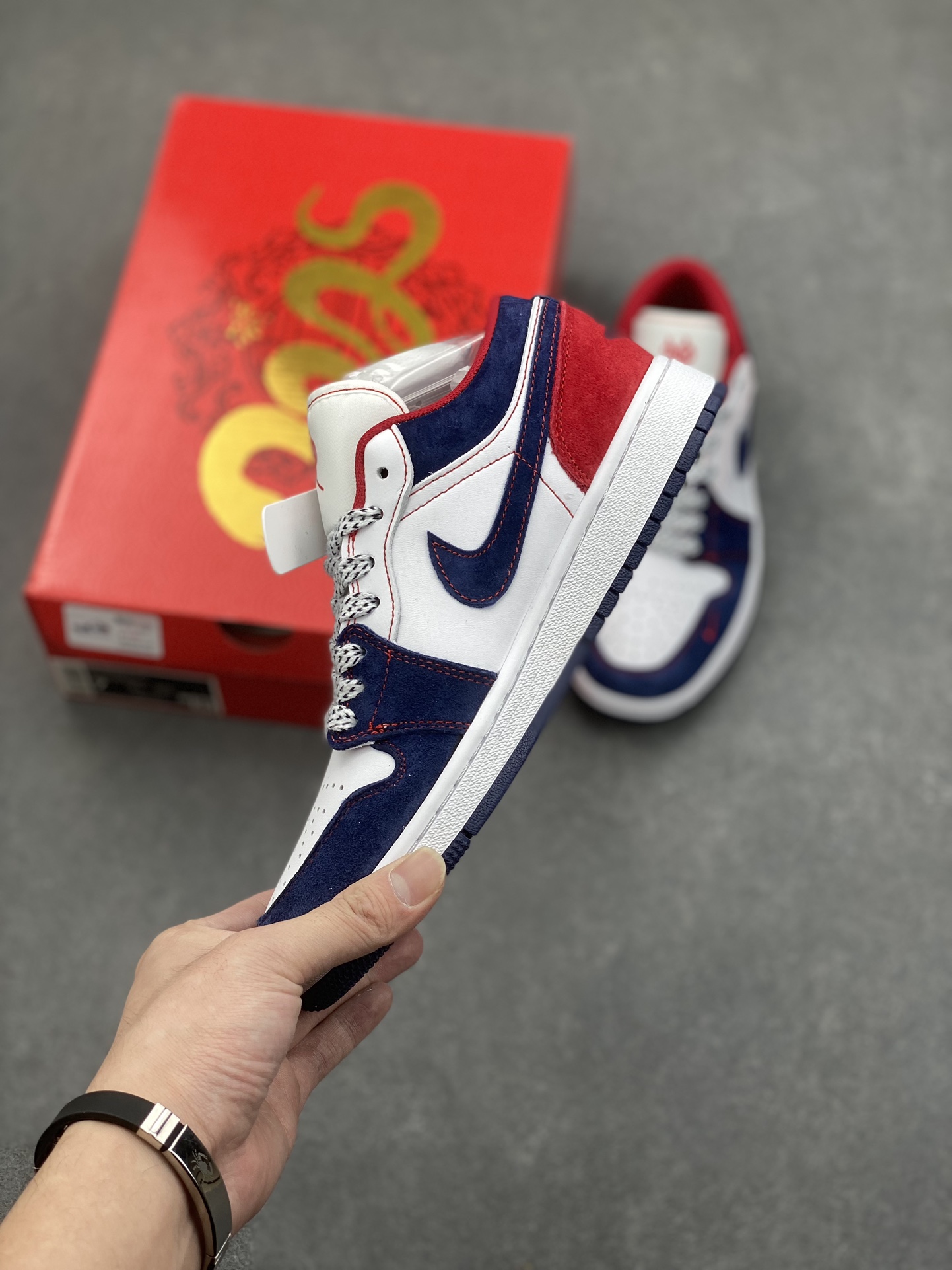 工厂套现🎉 福利特价💰100
原本地280版本

公司级✅Nike Air Jordan 1 Low
AJ1乔1低帮休闲板鞋 同步官方配色 
市场唯一独家头层皮打造 原鞋原档案开发 
原厂皮料 原档冲孔鞋头 正确满胶鞋垫 四线拉帮 原厂织唛标 鞋舌高弹海绵填充
官方货号:XX2414-014
尺码:35.5 36 36.5 37.5 38 38.5 39 40 40.5 41 42 42 42.5 43 44 45
ID:D99401209