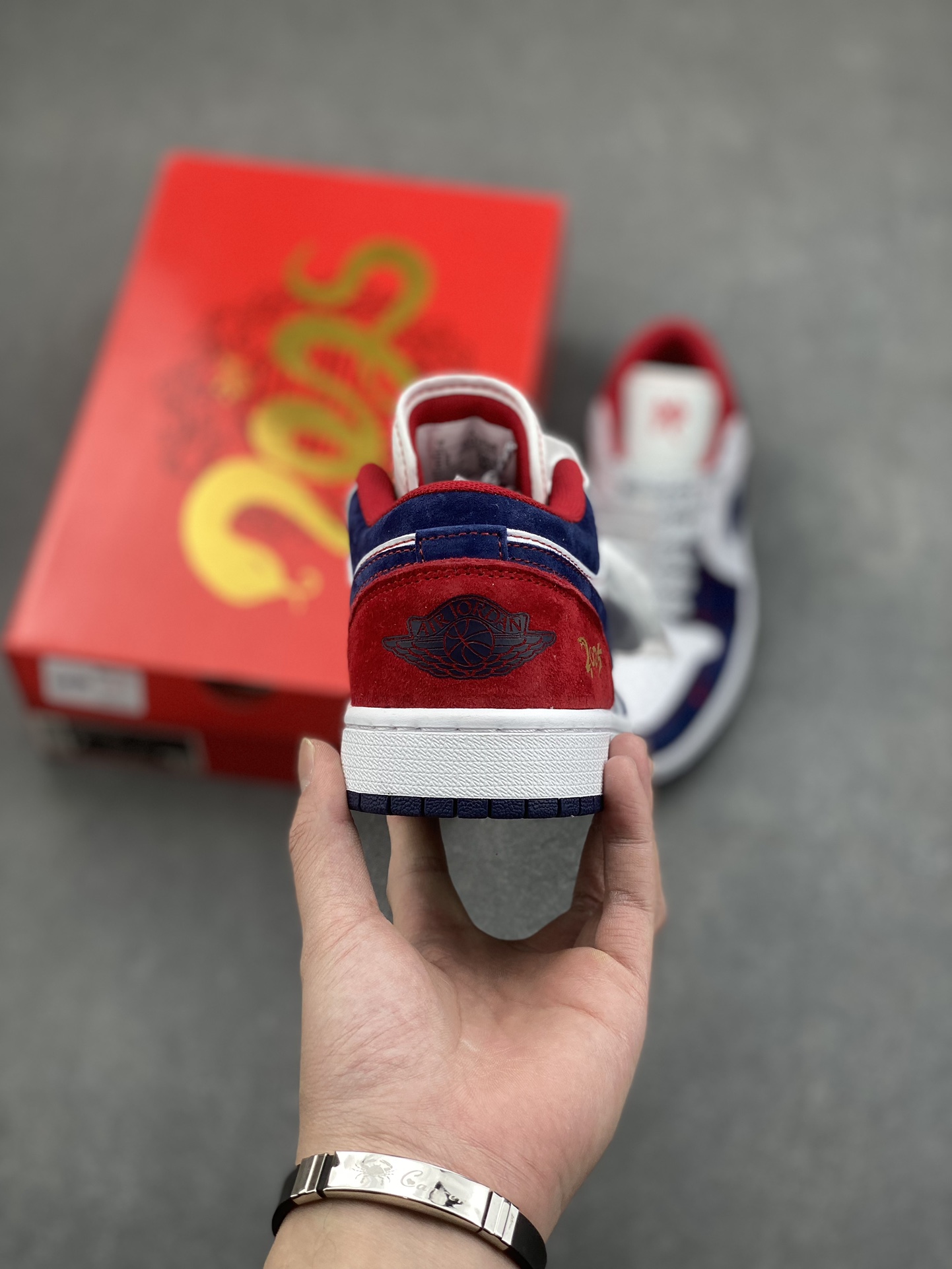 工厂套现🎉 福利特价💰100
原本地280版本

公司级✅Nike Air Jordan 1 Low
AJ1乔1低帮休闲板鞋 同步官方配色 
市场唯一独家头层皮打造 原鞋原档案开发 
原厂皮料 原档冲孔鞋头 正确满胶鞋垫 四线拉帮 原厂织唛标 鞋舌高弹海绵填充
官方货号:XX2414-014
尺码:35.5 36 36.5 37.5 38 38.5 39 40 40.5 41 42 42 42.5 43 44 45
ID:D99401209
