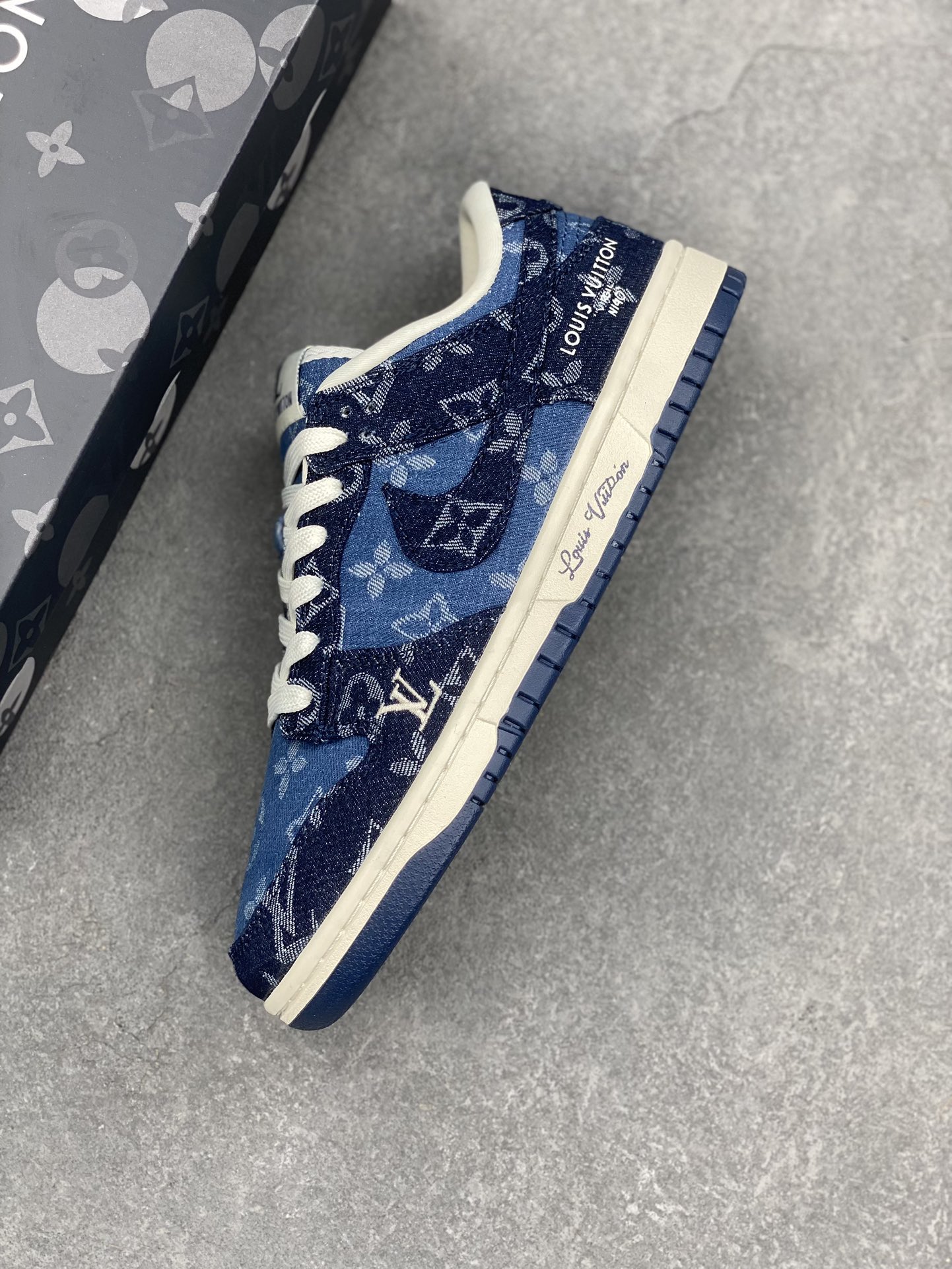 Louis Vuitton x NK SB Dunk Low Blue Denim Casual Sneakers 8 i1733938790 2096 7