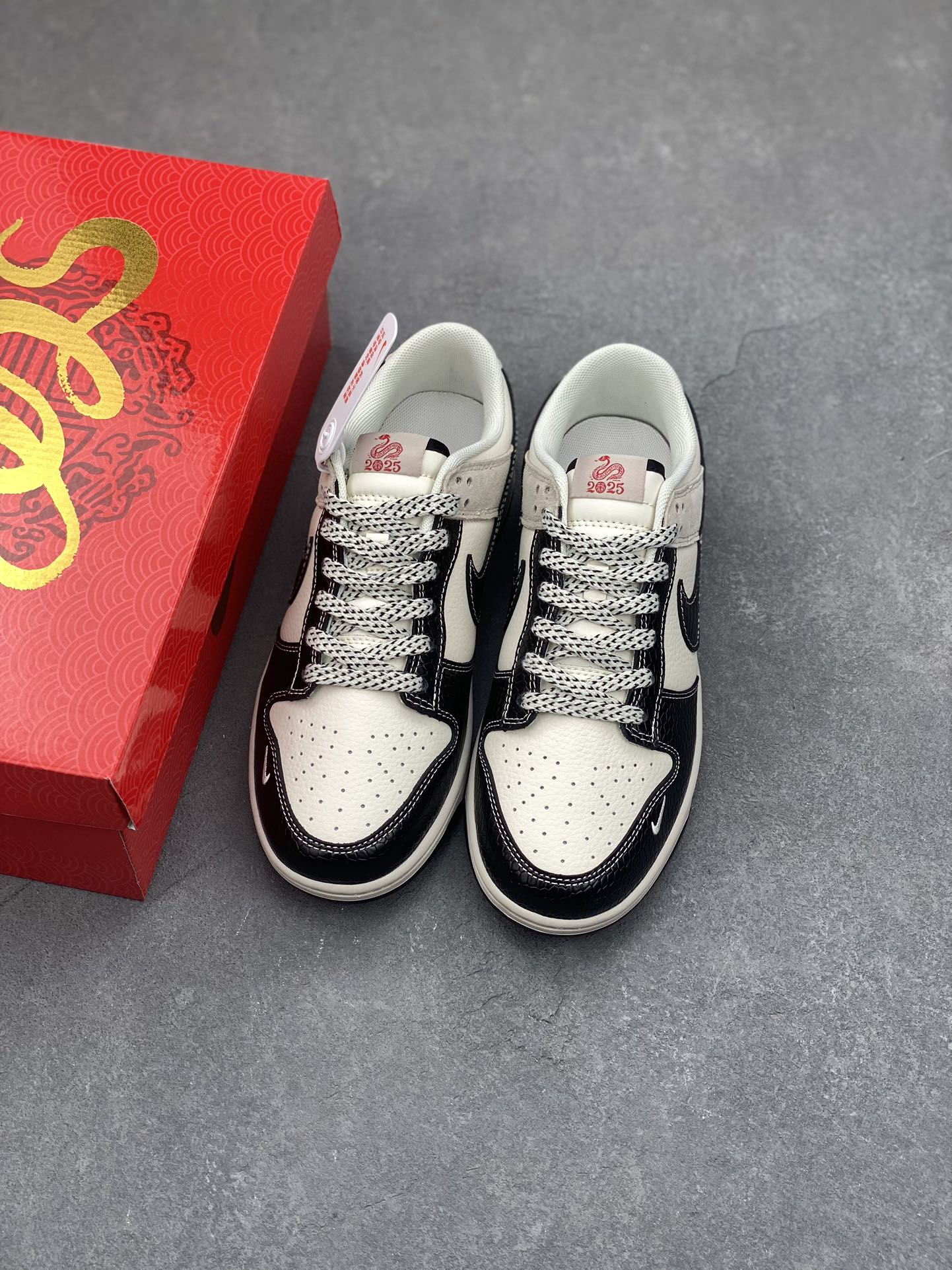 Nike SB Dunk Low Year of the Snake Limited Edition Skateboarding Shoes 9 i1734110232 1053 3