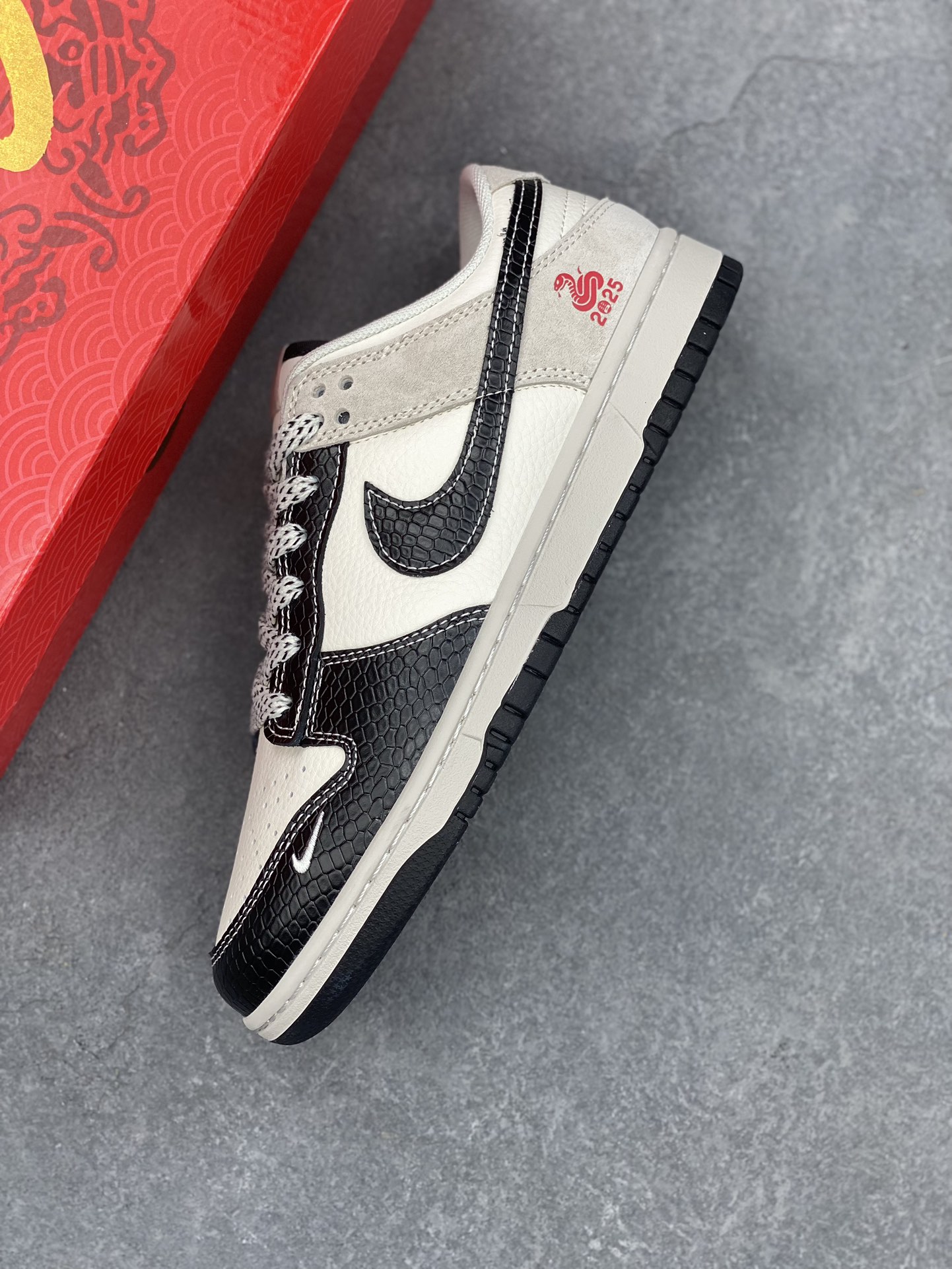 Nike SB Dunk Low Year of the Snake Limited Edition Skateboarding Shoes 8 i1734110232 2615 4