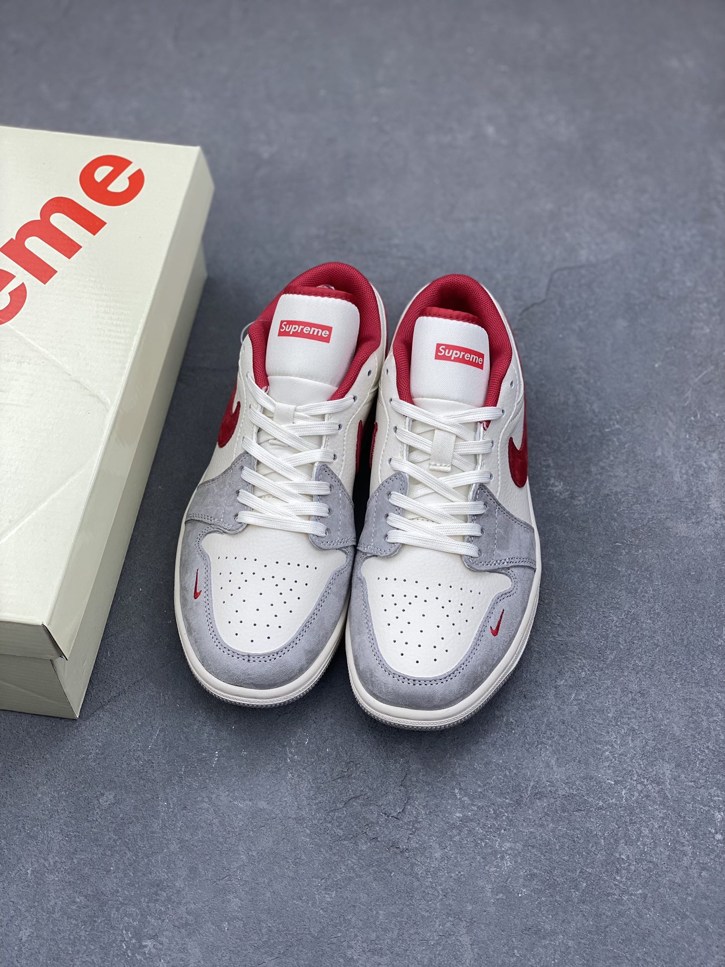 Supreme x Air Jordan 1 Low Collaboration - Stylish and Comfortable Sneakers 9 i1735059928 5079 6