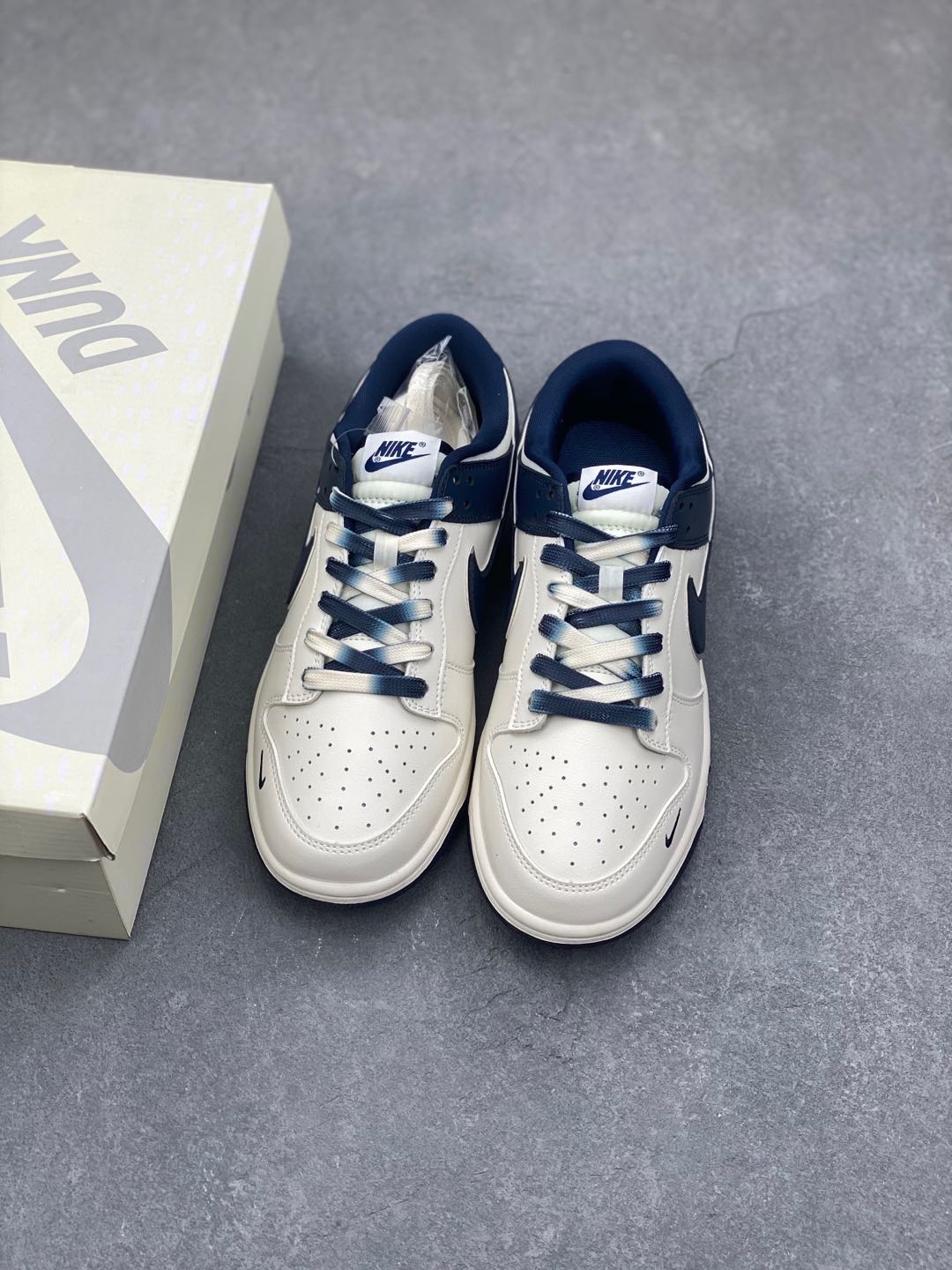 Nike SB Dunk Low Louis Vuitton Custom White Blue Casual Sneakers 9 i1735244547389 111 0 7