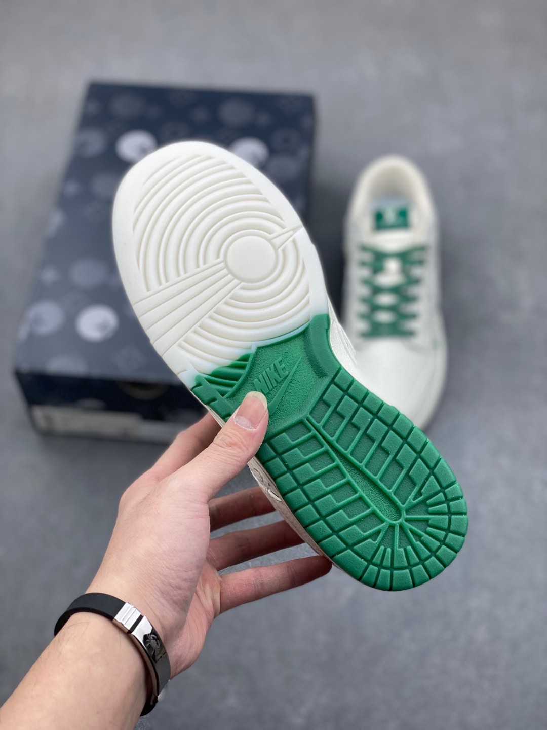 Nike SB Dunk Low x Louis Vuitton White Green Sneakers 7 i1735244689698 259 0 5