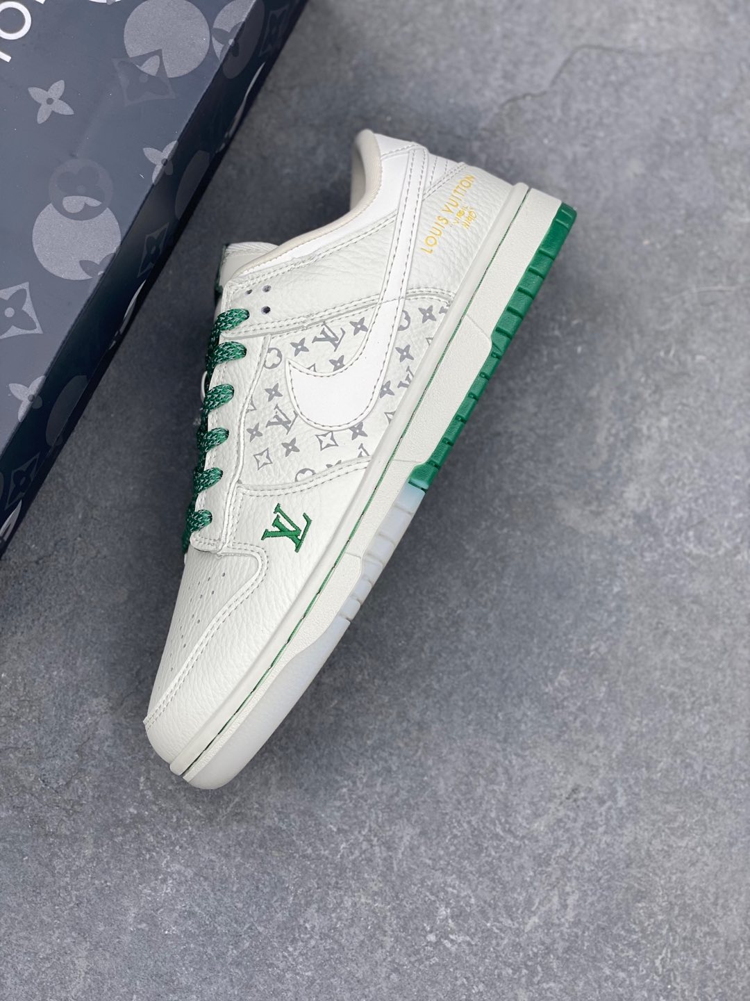 Nike SB Dunk Low x Louis Vuitton White Green Sneakers 8 i1735244690105 2628 0 6