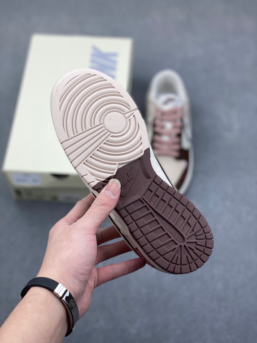 Nike SB Dunk Low x Supreme White/Brown: Premium Leather, Unique Design 6 i1735592240878 7820 0 5