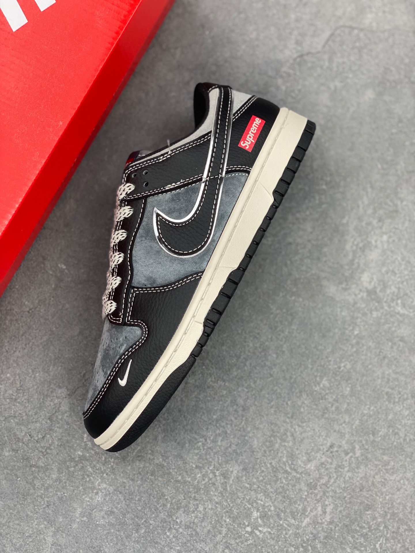 Nike SB Dunk Low Supreme Collab Black/Grey Sneakers Designer Edition 8 i1736195997331 3601 0 6