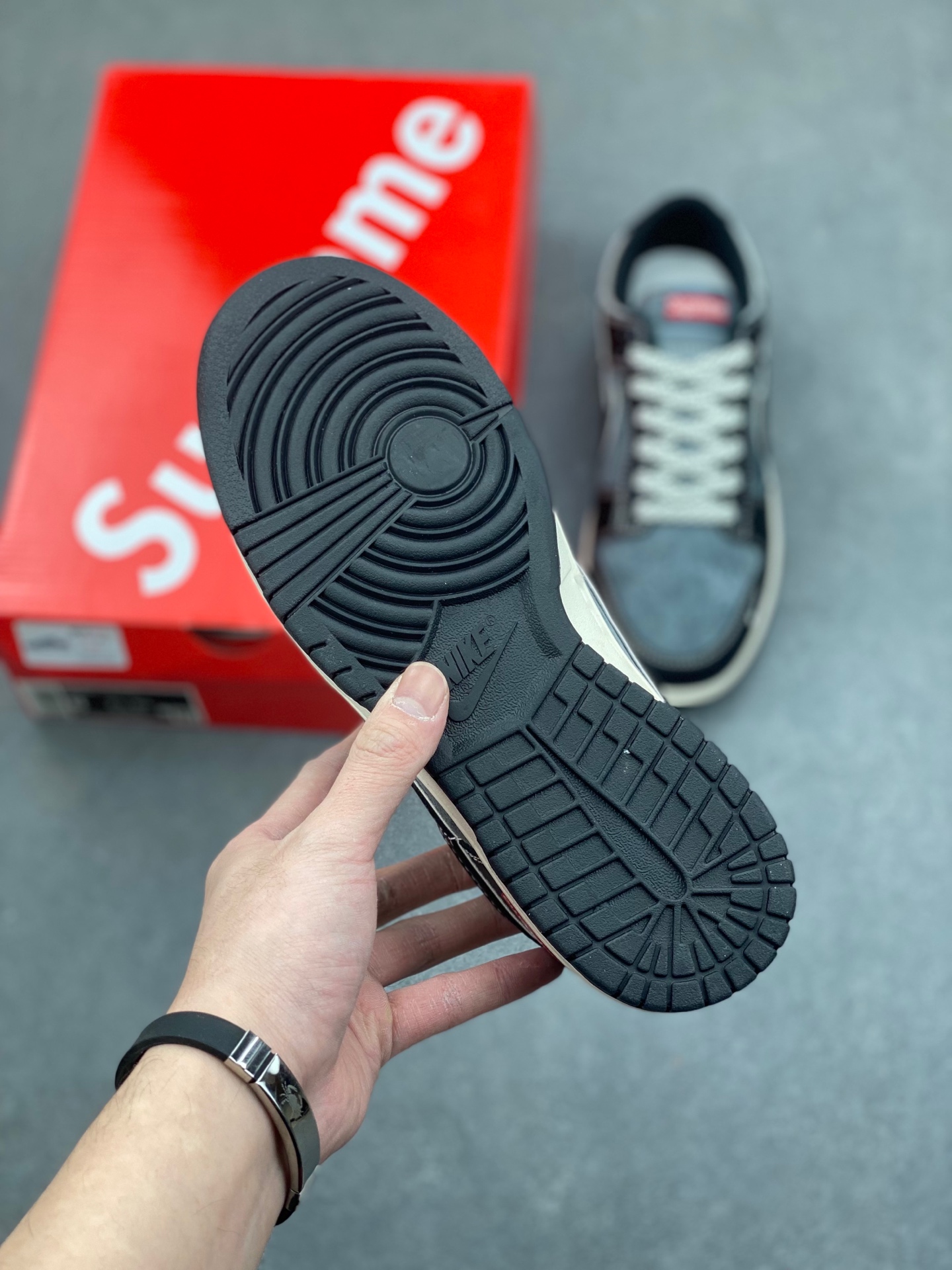 Nike SB Dunk Low Supreme Collab Black/Grey Sneakers Designer Edition 7 i1736195997833 8884 0 5