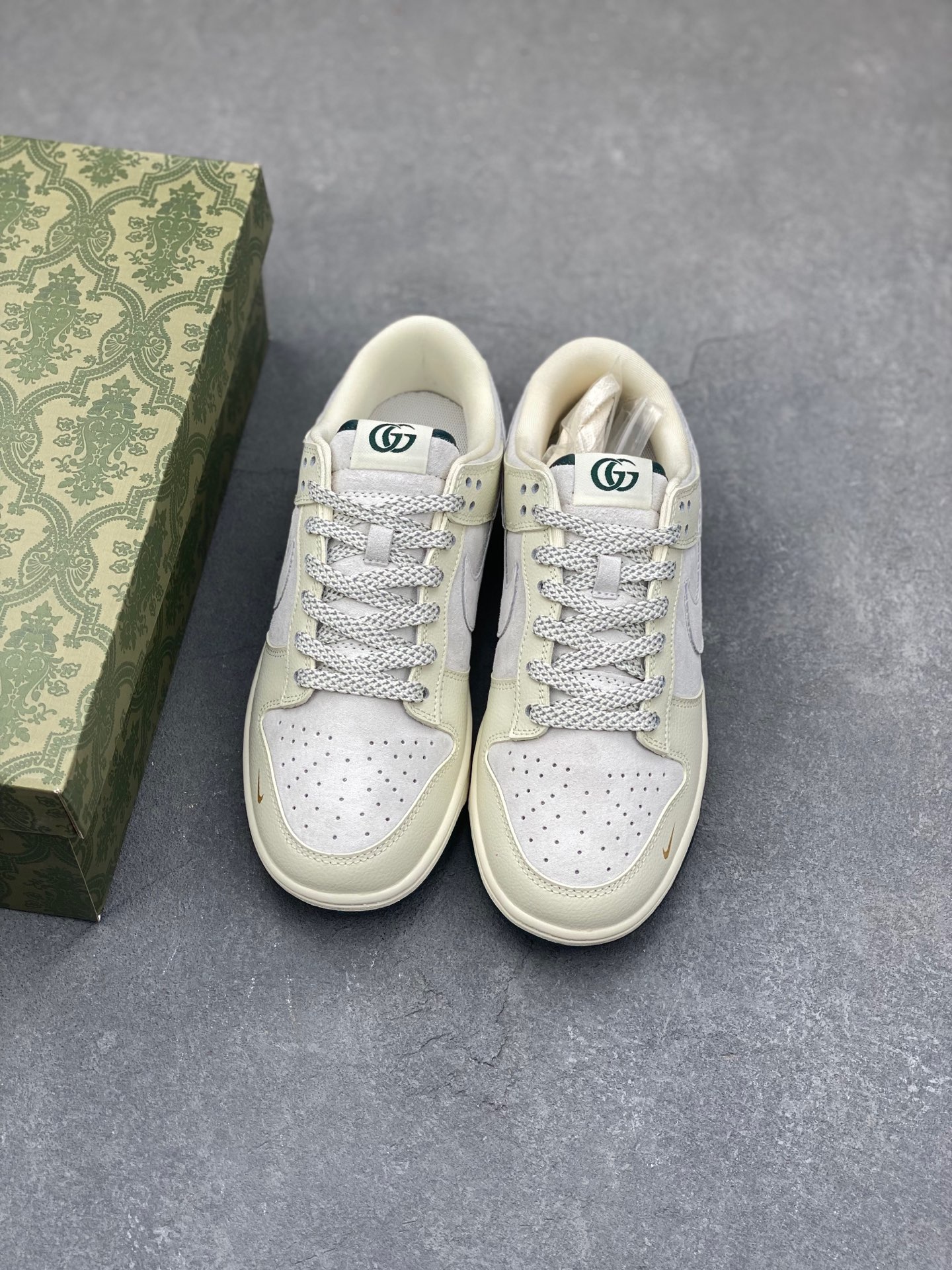Nike SB Dunk Low Gucci Anniversary Custom Sneakers 9 i1736319929401 5579 0 7
