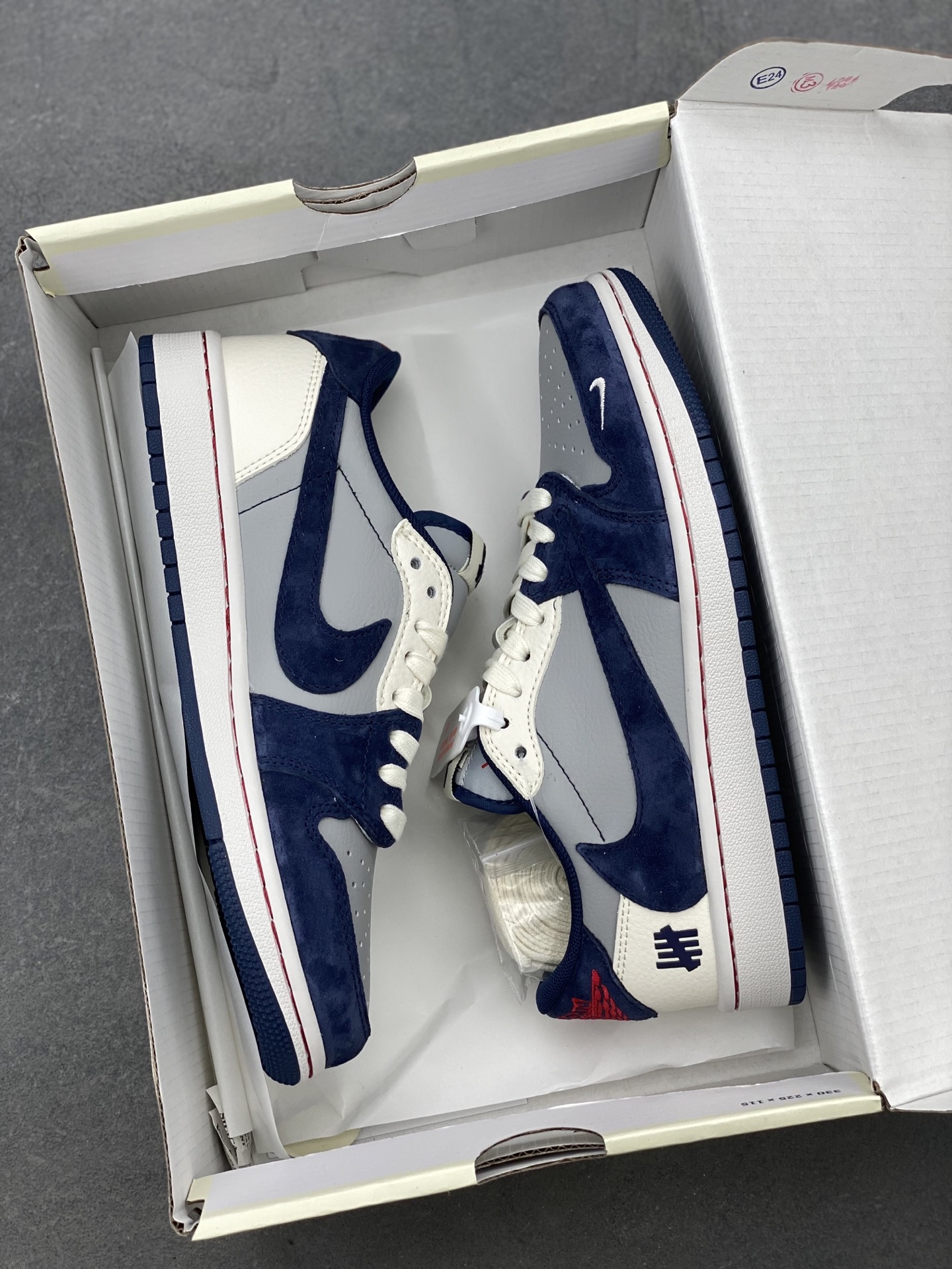 Travis Scott x Fragment Design x Air Jordan 1 Low OG Sneakers 9 i1742402002179 2389 0 8