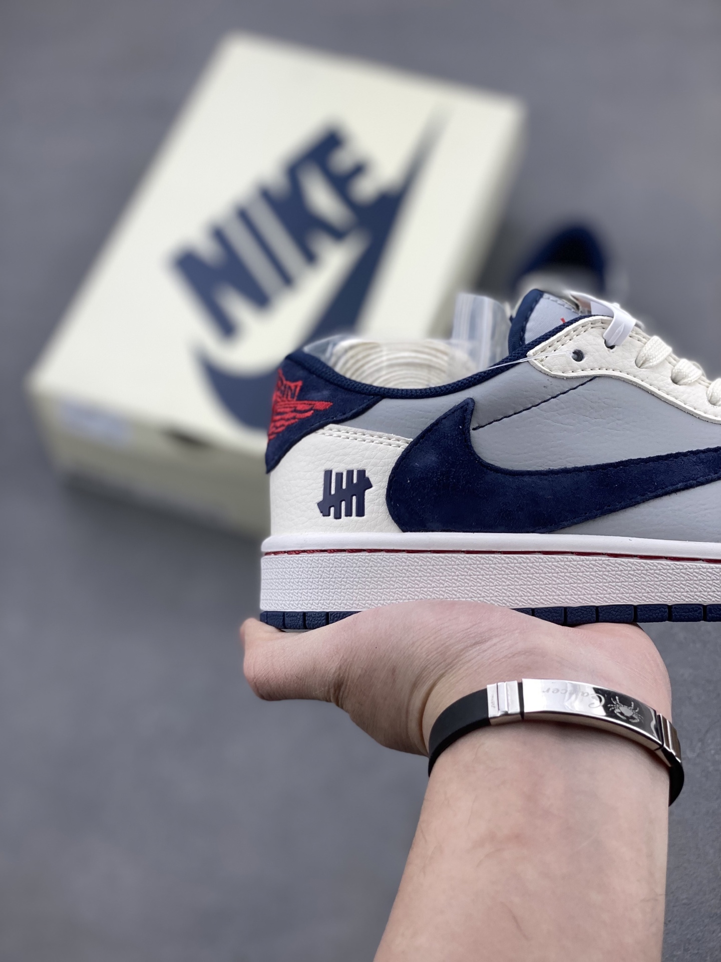 Travis Scott x Fragment Design x Air Jordan 1 Low OG Sneakers 5 i1742402004858 811 0 4