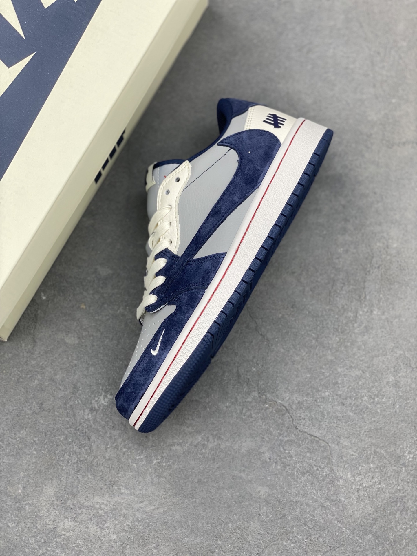 Travis Scott x Fragment Design x Air Jordan 1 Low OG Sneakers 7 i1742402005829 2986 0 6