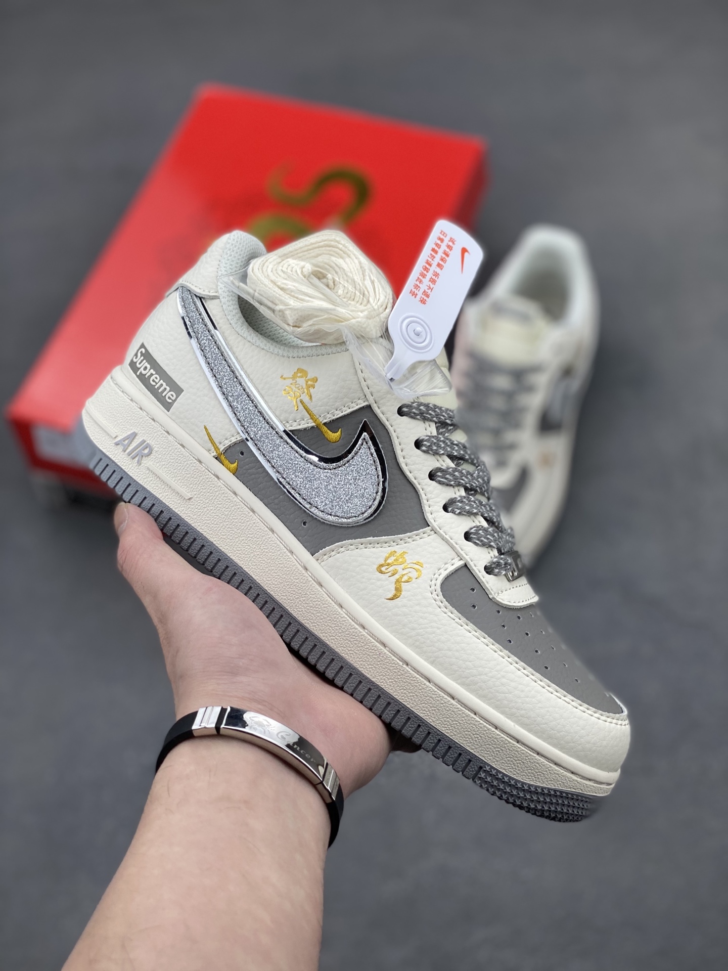 Nike X Supreme Air Force 1 '07 Low White/Grey Limited Edition Sneakers 2 i1743959915243 5768 0 0