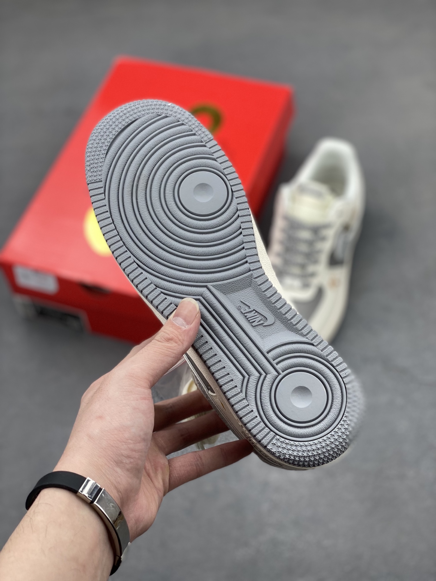 Nike X Supreme Air Force 1 '07 Low White/Grey Limited Edition Sneakers 7 i1743959919119 147 0 5