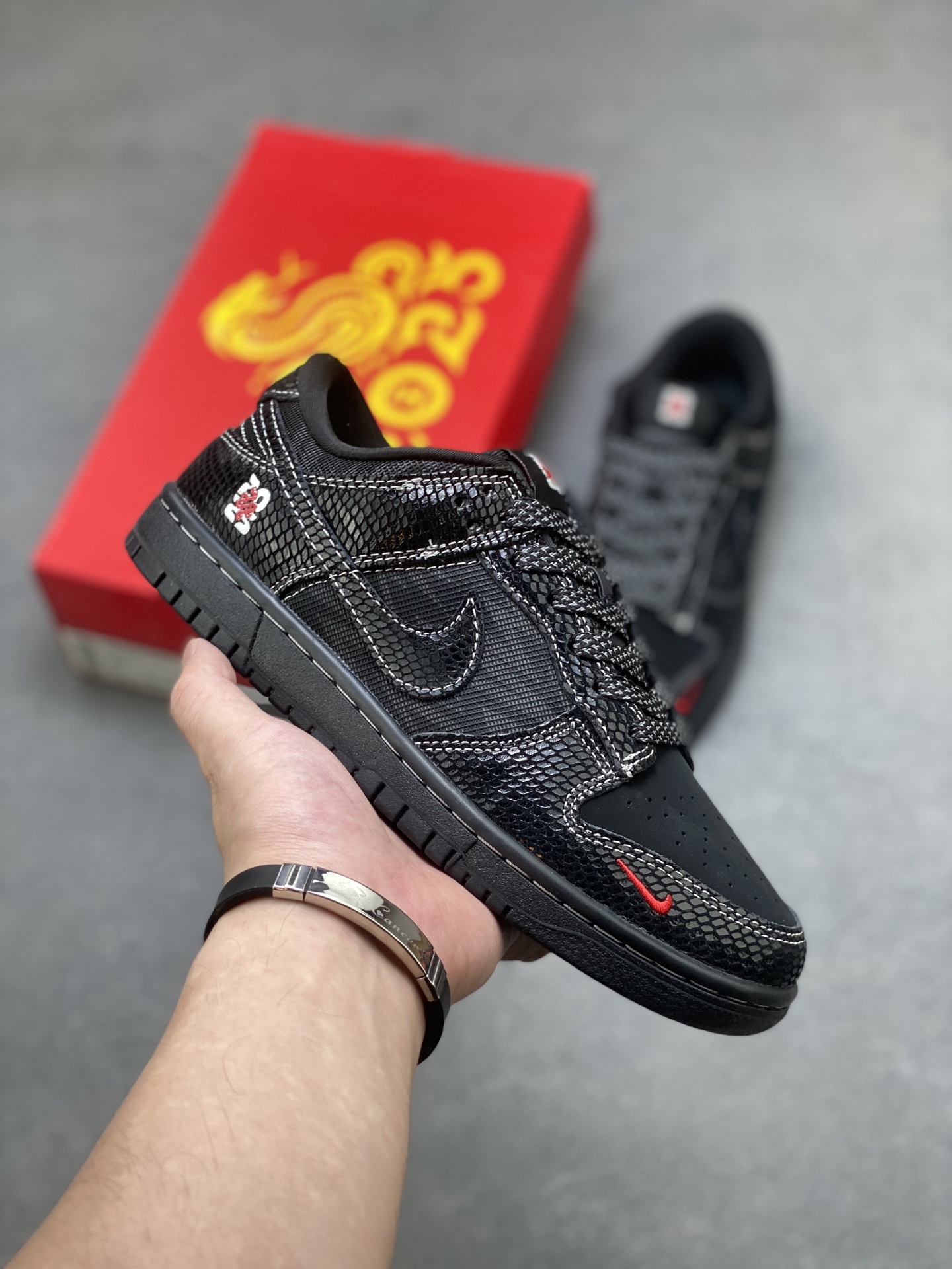 特💰85
NIKE SB Dunk Low x Louis Vuitton 
性价比天花板 极力推荐👏
原装头层材料 独家版型蒸餾加工
帶來的是更好的视觉和脚感体验
大厂纯原品质出货 清洁度 电绣工艺 
皮料切割干净无任何毛边 细节完美 
官方货号：CH8311-233
尺码：36 36.5 37.5 38 38.5 39 40 40.5 41 42 42.5 43 44 44.5 45 46